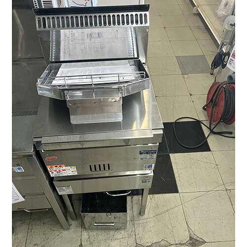 ■ 商品について ■小傷、擦り傷が見られるが大きな欠点もなく程度が良い■ 商品概要 ■商品名：ガスフライヤー 13L外形寸法：W430×D450×H800(mm)メーカー：マルゼン型式：MGF-CM13K-13A年式：2023年製ガス種：都市ガス【12A・13A】※ガス機器の接続は最寄りの専門業者へご依頼下さい。ガス消費量：8.72kWガス接続口：15A重量：41.0kg付属品：写真の通り説明書：なし保証期間：納品日より12ヶ月(離島や一部地域では保証対象外とさせて頂きます。)ランク：A特記事項：- 販売店：テンポス金沢厨房館（石川県金沢市）からの配送です。この商品は中古ですので1品ものです。店頭販売もしておりますので、売り切れる場合が御座います。売り切れた場合は、迅速にペ-ジの更新をするよう心掛けておりますが、リアルタイムではございません。掲載商品が完売している場合もありますのでご了承ください。在庫に関しましてはお気軽にお問合わせ下さい。■ ランクの規定について ■ランクN：未使用品、または一度も使用されていない。ランクS：数回程度使用されているものの、ほとんど未使用品と変わらない。ランクA：小傷、擦り傷が見られるが、大きな欠点もなく、程度が良い。ランクB：中小傷が見受けられるが、十分使用できる。ランクC：傷が多く、大きな傷も数箇所見受けられるが、使用に問題はない。■ 配送等について ■この商品は、購入金額や購入台数に関わらず、別途配送料金が発生致します。当商品の配送は車上渡しのみとなります。配送料金はご注文時に送信される自動配信メールの金額とは異なります。配送料金は、当店よりお送りさせて頂きますメールにてご確認ください。お見積をご希望のお客様は、配送先のご住所をご記入の上、お気軽にお問合わせください。ガス接続工事、及び給排水工事は承ることが出来かねます。お客様にて手配頂きますようお願い致します。【買取について】テンポスでは買取・再生事業を展開致しております。全国年間15,000件以上の買取実績！まずはお気軽に無料査定をご利用くださいませ！厨房機器用品、家具、食器、調理道具の買取も承っております。詳しくは「テンポス買取ドットコム」へ。※型式や仕様度合いによって一部買取不可商品もございます。予めご相談ください。店舗・厨房、中古厨房機器。厨房用品なら、テンポスドットコムにお任せ下さい！【補助キーワード】中古ガスフライヤー 13L,中古フライヤー,中古電気フライヤー,中古ガスフライヤー