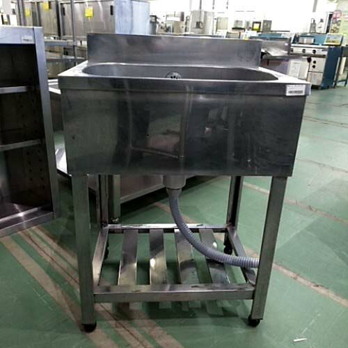 ■ 商品概要 ■商品名：一槽シンク外形寸法：W600×D450×H800(mm)付属品：写真の通り説明書：写真の通り保証期間：なしランク：B特記事項：- 販売店：テンポス米子店（鳥取県米子市）からの配送です。この商品は中古ですので1品ものです。店頭販売もしておりますので、売り切れる場合が御座います。売り切れた場合は、迅速にペ-ジの更新をするよう心掛けておりますが、リアルタイムではございません。掲載商品が完売している場合もありますのでご了承ください。在庫に関しましてはお気軽にお問合わせ下さい。■ ランクの規定について ■ランクN：未使用品、または一度も使用されていない。ランクS：数回程度使用されているものの、ほとんど未使用品と変わらない。ランクA：小傷、擦り傷が見られるが、大きな欠点もなく、程度が良い。ランクB：中小傷が見受けられるが、十分使用できる。ランクC：傷が多く、大きな傷も数箇所見受けられるが、使用に問題はない。■ 配送等について ■この商品は、購入金額や購入台数に関わらず、別途配送料金が発生致します。当商品の配送は車上渡しのみとなります。配送料金はご注文時に送信される自動配信メールの金額とは異なります。配送料金は、当店よりお送りさせて頂きますメールにてご確認ください。お見積をご希望のお客様は、配送先のご住所をご記入の上、お気軽にお問合わせください。ガス接続工事、及び給排水工事は承ることが出来かねます。お客様にて手配頂きますようお願い致します。【買取について】テンポスでは買取・再生事業を展開致しております。全国年間15,000件以上の買取実績！まずはお気軽に無料査定をご利用くださいませ！厨房機器用品、家具、食器、調理道具の買取も承っております。詳しくは「テンポス買取ドットコム」へ。※型式や仕様度合いによって一部買取不可商品もございます。予めご相談ください。店舗・厨房、中古厨房機器。厨房用品なら、テンポスドットコムにお任せ下さい！【補助キーワード】中古一槽シンク,中古1槽シンク,中古一層シンク,中古1層シンク