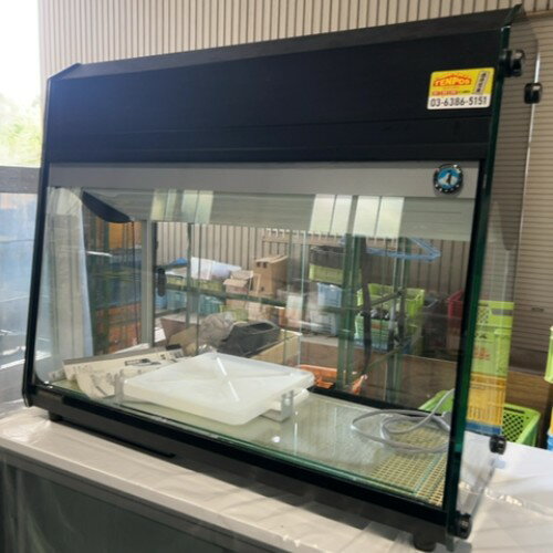 ■ 商品概要 ■商品名：冷蔵ディスプレイケース外形寸法：W932×D390×H770(mm)メーカー：ホシザキ型式：KD-90D1年式：2019年製電源：単相100V 50/60Hz共用コンセントプラグ：あり付属品：写真の通り説明書：写真の通り保証期間：納品日より12ヶ月(離島や一部地域では保証対象外とさせて頂きます。)ランク：A特記事項：- 販売店：テンポス鹿児島店（鹿児島県鹿児島市）からの配送です。この商品は中古ですので1品ものです。店頭販売もしておりますので、売り切れる場合が御座います。売り切れた場合は、迅速にペ-ジの更新をするよう心掛けておりますが、リアルタイムではございません。掲載商品が完売している場合もありますのでご了承ください。在庫に関しましてはお気軽にお問合わせ下さい。■ ランクの規定について ■ランクN：未使用品、または一度も使用されていない。ランクS：数回程度使用されているものの、ほとんど未使用品と変わらない。ランクA：小傷、擦り傷が見られるが、大きな欠点もなく、程度が良い。ランクB：中小傷が見受けられるが、十分使用できる。ランクC：傷が多く、大きな傷も数箇所見受けられるが、使用に問題はない。■ 配送等について ■この商品は、購入金額や購入台数に関わらず、別途配送料金が発生致します。当商品の配送は車上渡しのみとなります。配送料金はご注文時に送信される自動配信メールの金額とは異なります。配送料金は、当店よりお送りさせて頂きますメールにてご確認ください。お見積をご希望のお客様は、配送先のご住所をご記入の上、お気軽にお問合わせください。ガス接続工事、及び給排水工事は承ることが出来かねます。お客様にて手配頂きますようお願い致します。【買取について】テンポスでは買取・再生事業を展開致しております。全国年間15,000件以上の買取実績！まずはお気軽に無料査定をご利用くださいませ！厨房機器用品、家具、食器、調理道具の買取も承っております。詳しくは「テンポス買取ドットコム」へ。※型式や仕様度合いによって一部買取不可商品もございます。予めご相談ください。店舗・厨房、中古厨房機器。厨房用品なら、テンポスドットコムにお任せ下さい！【補助キーワード】中古冷蔵ディスプレイケース,中古冷蔵ショーケース,中古ショーケース