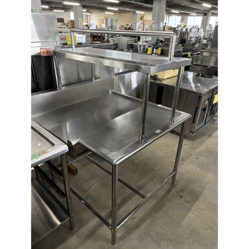 ■ 商品概要 ■商品名：クリーンテーブル外形寸法：W1100×D1050×H1510(mm)保証期間：なしランク：B特記事項：- 販売店：テンポス西宮店（兵庫県西宮市）からの配送です。この商品は中古ですので1品ものです。店頭販売もしておりますので、売り切れる場合が御座います。売り切れた場合は、迅速にペ-ジの更新をするよう心掛けておりますが、リアルタイムではございません。掲載商品が完売している場合もありますのでご了承ください。在庫に関しましてはお気軽にお問合わせ下さい。■ ランクの規定について ■ランクN：未使用品、または一度も使用されていない。ランクS：数回程度使用されているものの、ほとんど未使用品と変わらない。ランクA：小傷、擦り傷が見られるが、大きな欠点もなく、程度が良い。ランクB：中小傷が見受けられるが、十分使用できる。ランクC：傷が多く、大きな傷も数箇所見受けられるが、使用に問題はない。■ 配送等について ■この商品は、購入金額や購入台数に関わらず、別途配送料金が発生致します。当商品の配送は車上渡しのみとなります。配送料金はご注文時に送信される自動配信メールの金額とは異なります。配送料金は、当店よりお送りさせて頂きますメールにてご確認ください。お見積をご希望のお客様は、配送先のご住所をご記入の上、お気軽にお問合わせください。ガス接続工事、及び給排水工事は承ることが出来かねます。お客様にて手配頂きますようお願い致します。【買取について】テンポスでは買取・再生事業を展開致しております。全国年間15,000件以上の買取実績！まずはお気軽に無料査定をご利用くださいませ！厨房機器用品、家具、食器、調理道具の買取も承っております。詳しくは「テンポス買取ドットコム」へ。※型式や仕様度合いによって一部買取不可商品もございます。予めご相談ください。店舗・厨房、中古厨房機器。厨房用品なら、テンポスドットコムにお任せ下さい！【補助キーワード】中古クリーンテーブル,中古特殊シンク