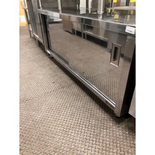 ■ 商品について ■中棚あり■ 商品概要 ■商品名：低調理台外形寸法：W1500×D600×H650(mm)保証期間：なしランク：C特記事項：傷、汚れあり 販売店：テンポス小倉店（福岡県北九州市）からの配送です。この商品は中古ですので1品ものです。店頭販売もしておりますので、売り切れる場合が御座います。売り切れた場合は、迅速にペ-ジの更新をするよう心掛けておりますが、リアルタイムではございません。掲載商品が完売している場合もありますのでご了承ください。在庫に関しましてはお気軽にお問合わせ下さい。■ ランクの規定について ■ランクN：未使用品、または一度も使用されていない。ランクS：数回程度使用されているものの、ほとんど未使用品と変わらない。ランクA：小傷、擦り傷が見られるが、大きな欠点もなく、程度が良い。ランクB：中小傷が見受けられるが、十分使用できる。ランクC：傷が多く、大きな傷も数箇所見受けられるが、使用に問題はない。■ 配送等について ■この商品は、購入金額や購入台数に関わらず、別途配送料金が発生致します。当商品の配送は車上渡しのみとなります。配送料金はご注文時に送信される自動配信メールの金額とは異なります。配送料金は、当店よりお送りさせて頂きますメールにてご確認ください。お見積をご希望のお客様は、配送先のご住所をご記入の上、お気軽にお問合わせください。ガス接続工事、及び給排水工事は承ることが出来かねます。お客様にて手配頂きますようお願い致します。【買取について】テンポスでは買取・再生事業を展開致しております。全国年間15,000件以上の買取実績！まずはお気軽に無料査定をご利用くださいませ！厨房機器用品、家具、食器、調理道具の買取も承っております。詳しくは「テンポス買取ドットコム」へ。※型式や仕様度合いによって一部買取不可商品もございます。予めご相談ください。店舗・厨房、中古厨房機器。厨房用品なら、テンポスドットコムにお任せ下さい！【補助キーワード】中古低調理台,中古調理台,中古キャビネットテーブル
