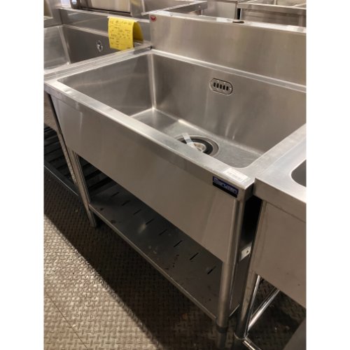 ■ 商品について ■バックガード150,深さ250です■ 商品概要 ■商品名：一槽シンク外形寸法：W900×D600×H800(mm)保証期間：なしランク：C特記事項：- 販売店：テンポス小倉店（福岡県北九州市）からの配送です。この商品は中古ですので1品ものです。店頭販売もしておりますので、売り切れる場合が御座います。売り切れた場合は、迅速にペ-ジの更新をするよう心掛けておりますが、リアルタイムではございません。掲載商品が完売している場合もありますのでご了承ください。在庫に関しましてはお気軽にお問合わせ下さい。■ ランクの規定について ■ランクN：未使用品、または一度も使用されていない。ランクS：数回程度使用されているものの、ほとんど未使用品と変わらない。ランクA：小傷、擦り傷が見られるが、大きな欠点もなく、程度が良い。ランクB：中小傷が見受けられるが、十分使用できる。ランクC：傷が多く、大きな傷も数箇所見受けられるが、使用に問題はない。■ 配送等について ■この商品は、購入金額や購入台数に関わらず、別途配送料金が発生致します。当商品の配送は車上渡しのみとなります。配送料金はご注文時に送信される自動配信メールの金額とは異なります。配送料金は、当店よりお送りさせて頂きますメールにてご確認ください。お見積をご希望のお客様は、配送先のご住所をご記入の上、お気軽にお問合わせください。ガス接続工事、及び給排水工事は承ることが出来かねます。お客様にて手配頂きますようお願い致します。【買取について】テンポスでは買取・再生事業を展開致しております。全国年間15,000件以上の買取実績！まずはお気軽に無料査定をご利用くださいませ！厨房機器用品、家具、食器、調理道具の買取も承っております。詳しくは「テンポス買取ドットコム」へ。※型式や仕様度合いによって一部買取不可商品もございます。予めご相談ください。店舗・厨房、中古厨房機器。厨房用品なら、テンポスドットコムにお任せ下さい！【補助キーワード】中古一槽シンク,中古1槽シンク,中古一層シンク,中古1層シンク