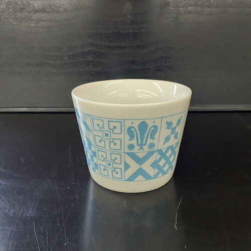 ■ 商品について ■幾何学模様がかわいいそば猪口他に赤/茶/イエロー/グリーンあり■ 商品概要 ■商品名：そば千代口 水色外形寸法：W80×D80×H65(mm)保証期間：なしランク：N特記事項：- 販売店：テンポス燕三条直送 アウトレット館（新潟県新潟市）からの配送です。この商品は中古ですので1品ものです。店頭販売もしておりますので、売り切れる場合が御座います。売り切れた場合は、迅速にペ-ジの更新をするよう心掛けておりますが、リアルタイムではございません。掲載商品が完売している場合もありますのでご了承ください。在庫に関しましてはお気軽にお問合わせ下さい。■ ランクの規定について ■ランクN：未使用品、または一度も使用されていない。ランクS：数回程度使用されているものの、ほとんど未使用品と変わらない。ランクA：小傷、擦り傷が見られるが、大きな欠点もなく、程度が良い。ランクB：中小傷が見受けられるが、十分使用できる。ランクC：傷が多く、大きな傷も数箇所見受けられるが、使用に問題はない。■ 配送等について ■この商品は、購入金額や購入台数に関わらず、別途配送料金が発生致します。当商品の配送は車上渡しのみとなります。配送料金はご注文時に送信される自動配信メールの金額とは異なります。配送料金は、当店よりお送りさせて頂きますメールにてご確認ください。お見積をご希望のお客様は、配送先のご住所をご記入の上、お気軽にお問合わせください。ガス接続工事、及び給排水工事は承ることが出来かねます。お客様にて手配頂きますようお願い致します。【買取について】テンポスでは買取・再生事業を展開致しております。全国年間15,000件以上の買取実績！まずはお気軽に無料査定をご利用くださいませ！厨房機器用品、家具、食器、調理道具の買取も承っております。詳しくは「テンポス買取ドットコム」へ。※型式や仕様度合いによって一部買取不可商品もございます。予めご相談ください。店舗・厨房、中古厨房機器。厨房用品なら、テンポスドットコムにお任せ下さい！【補助キーワード】中古そば千代口 水色,中古食器,中古グラス