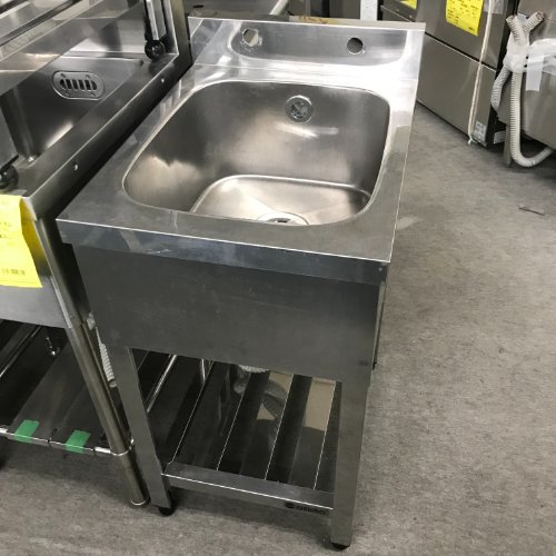 ■ 商品概要 ■商品名：一槽シンク外形寸法：W450×D600×H800(mm)メーカー：東製作所(アズマ)保証期間：なしランク：B特記事項：キズ、汚れ、穴有り。 販売店：テンポス京都店（京都府京都市）からの配送です。この商品は中古ですので1品ものです。店頭販売もしておりますので、売り切れる場合が御座います。売り切れた場合は、迅速にペ-ジの更新をするよう心掛けておりますが、リアルタイムではございません。掲載商品が完売している場合もありますのでご了承ください。在庫に関しましてはお気軽にお問合わせ下さい。■ ランクの規定について ■ランクN：未使用品、または一度も使用されていない。ランクS：数回程度使用されているものの、ほとんど未使用品と変わらない。ランクA：小傷、擦り傷が見られるが、大きな欠点もなく、程度が良い。ランクB：中小傷が見受けられるが、十分使用できる。ランクC：傷が多く、大きな傷も数箇所見受けられるが、使用に問題はない。■ 配送等について ■この商品は、購入金額や購入台数に関わらず、別途配送料金が発生致します。当商品の配送は車上渡しのみとなります。配送料金はご注文時に送信される自動配信メールの金額とは異なります。配送料金は、当店よりお送りさせて頂きますメールにてご確認ください。お見積をご希望のお客様は、配送先のご住所をご記入の上、お気軽にお問合わせください。ガス接続工事、及び給排水工事は承ることが出来かねます。お客様にて手配頂きますようお願い致します。【買取について】テンポスでは買取・再生事業を展開致しております。全国年間15,000件以上の買取実績！まずはお気軽に無料査定をご利用くださいませ！厨房機器用品、家具、食器、調理道具の買取も承っております。詳しくは「テンポス買取ドットコム」へ。※型式や仕様度合いによって一部買取不可商品もございます。予めご相談ください。店舗・厨房、中古厨房機器。厨房用品なら、テンポスドットコムにお任せ下さい！【補助キーワード】中古一槽シンク,中古1槽シンク,中古一層シンク,中古1層シンク