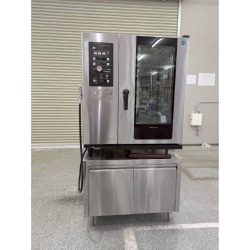 ■ 商品概要 ■商品名：スチームコンベクションオーブン 架台付き外形寸法：W900×D770×H1070(mm)メーカー：ホシザキ型式：MIC-10HSC3年式：2024年製電源：三相200V 50/60Hz共用コンセントプラグ：なし消費電力：18.5kW重量：190kg付属品：写真の通り説明書：なし保証期間：納品日より12ヶ月(離島や一部地域では保証対象外とさせて頂きます。)ランク：B特記事項： ※別途給排水設備が必要です。最寄の専門業者へご依頼ください。 販売店：テンポス姫路店（兵庫県姫路市）からの配送です。この商品は中古ですので1品ものです。店頭販売もしておりますので、売り切れる場合が御座います。売り切れた場合は、迅速にペ-ジの更新をするよう心掛けておりますが、リアルタイムではございません。掲載商品が完売している場合もありますのでご了承ください。在庫に関しましてはお気軽にお問合わせ下さい。■ ランクの規定について ■ランクN：未使用品、または一度も使用されていない。ランクS：数回程度使用されているものの、ほとんど未使用品と変わらない。ランクA：小傷、擦り傷が見られるが、大きな欠点もなく、程度が良い。ランクB：中小傷が見受けられるが、十分使用できる。ランクC：傷が多く、大きな傷も数箇所見受けられるが、使用に問題はない。■ 配送等について ■この商品は、購入金額や購入台数に関わらず、別途配送料金が発生致します。当商品の配送は車上渡しのみとなります。配送料金はご注文時に送信される自動配信メールの金額とは異なります。配送料金は、当店よりお送りさせて頂きますメールにてご確認ください。お見積をご希望のお客様は、配送先のご住所をご記入の上、お気軽にお問合わせください。ガス接続工事、及び給排水工事は承ることが出来かねます。お客様にて手配頂きますようお願い致します。【買取について】テンポスでは買取・再生事業を展開致しております。全国年間15,000件以上の買取実績！まずはお気軽に無料査定をご利用くださいませ！厨房機器用品、家具、食器、調理道具の買取も承っております。詳しくは「テンポス買取ドットコム」へ。※型式や仕様度合いによって一部買取不可商品もございます。予めご相談ください。店舗・厨房、中古厨房機器。厨房用品なら、テンポスドットコムにお任せ下さい！【補助キーワード】中古スチームコンベクションオーブン 架台付き,中古オーブン