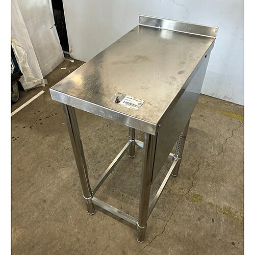 ■ 商品概要 ■商品名：作業台外形寸法：W350×D600×H800(mm)保証期間：なしランク：B特記事項：- 販売店：テンポス東京ラーメン専門館(東京都足立区)からの配送です。この商品は中古ですので1品ものです。店頭販売もしておりますので、売り切れる場合が御座います。売り切れた場合は、迅速にペ-ジの更新をするよう心掛けておりますが、リアルタイムではございません。掲載商品が完売している場合もありますのでご了承ください。在庫に関しましてはお気軽にお問合わせ下さい。■ ランクの規定について ■ランクN：未使用品、または一度も使用されていない。ランクS：数回程度使用されているものの、ほとんど未使用品と変わらない。ランクA：小傷、擦り傷が見られるが、大きな欠点もなく、程度が良い。ランクB：中小傷が見受けられるが、十分使用できる。ランクC：傷が多く、大きな傷も数箇所見受けられるが、使用に問題はない。■ 配送等について ■この商品は、購入金額や購入台数に関わらず、別途配送料金が発生致します。当商品の配送は車上渡しのみとなります。配送料金はご注文時に送信される自動配信メールの金額とは異なります。配送料金は、当店よりお送りさせて頂きますメールにてご確認ください。お見積をご希望のお客様は、配送先のご住所をご記入の上、お気軽にお問合わせください。ガス接続工事、及び給排水工事は承ることが出来かねます。お客様にて手配頂きますようお願い致します。【買取について】テンポスでは買取・再生事業を展開致しております。全国年間15,000件以上の買取実績！まずはお気軽に無料査定をご利用くださいませ！厨房機器用品、家具、食器、調理道具の買取も承っております。詳しくは「テンポス買取ドットコム」へ。※型式や仕様度合いによって一部買取不可商品もございます。予めご相談ください。店舗・厨房、中古厨房機器。厨房用品なら、テンポスドットコムにお任せ下さい！【補助キーワード】中古作業台,中古作業台,中古ワークテーブル