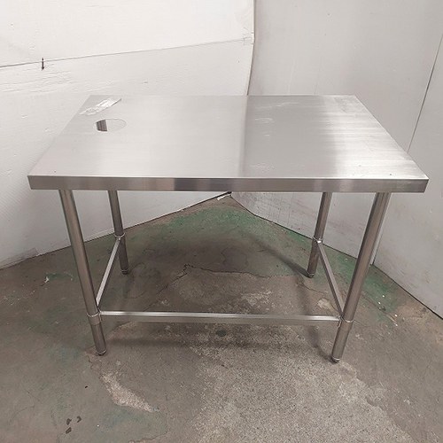 ■ 商品について ■天板に穴があります。■ 商品概要 ■商品名：作業台外形寸法：W950×D600×H850(mm)保証期間：なしランク：B特記事項：- 販売店：テンポス名古屋西店（愛知県名古屋市）からの配送です。この商品は中古ですので1品ものです。店頭販売もしておりますので、売り切れる場合が御座います。売り切れた場合は、迅速にペ-ジの更新をするよう心掛けておりますが、リアルタイムではございません。掲載商品が完売している場合もありますのでご了承ください。在庫に関しましてはお気軽にお問合わせ下さい。■ ランクの規定について ■ランクN：未使用品、または一度も使用されていない。ランクS：数回程度使用されているものの、ほとんど未使用品と変わらない。ランクA：小傷、擦り傷が見られるが、大きな欠点もなく、程度が良い。ランクB：中小傷が見受けられるが、十分使用できる。ランクC：傷が多く、大きな傷も数箇所見受けられるが、使用に問題はない。■ 配送等について ■この商品は、全国配送料無料にてお届けいたします。北海道・沖縄・離島や一部地域では追加配送料が発生致します。商品は車上渡しでのお届けです。ガス接続工事、及び給排水工事は承ることが出来かねます。お客様にて手配頂きますようお願い致します。【買取について】テンポスでは買取・再生事業を展開致しております。全国年間15,000件以上の買取実績！まずはお気軽に無料査定をご利用くださいませ！厨房機器用品、家具、食器、調理道具の買取も承っております。詳しくは「テンポス買取ドットコム」へ。※型式や仕様度合いによって一部買取不可商品もございます。予めご相談ください。店舗・厨房、中古厨房機器。厨房用品なら、テンポスドットコムにお任せ下さい！【補助キーワード】中古作業台,中古作業台,中古ワークテーブル