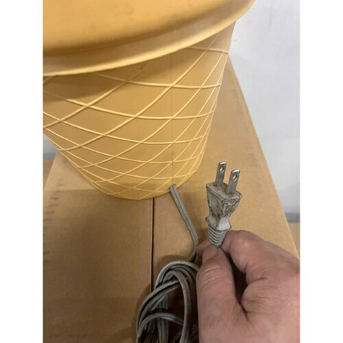厨房機器と店舗用品 TENPOSの【中古】ソフトクリーム型電飾看板 小 幅250×奥行250×高さ500 【送料別途見積】【業務用】【飲食店 店舗 店舗備品 電飾看板 スタンドサイン】｜アングル2