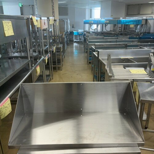 ■ 商品概要 ■商品名：平棚 背あり外形寸法：W850×D350×H300(mm)付属品：画像の通り説明書：なし保証期間：なしランク：B特記事項：- 販売店：テンポス静岡店（静岡県静岡市駿河区）からの配送です。この商品は中古ですので1品ものです。店頭販売もしておりますので、売り切れる場合が御座います。売り切れた場合は、迅速にペ-ジの更新をするよう心掛けておりますが、リアルタイムではございません。掲載商品が完売している場合もありますのでご了承ください。在庫に関しましてはお気軽にお問合わせ下さい。■ ランクの規定について ■ランクN：未使用品、または一度も使用されていない。ランクS：数回程度使用されているものの、ほとんど未使用品と変わらない。ランクA：小傷、擦り傷が見られるが、大きな欠点もなく、程度が良い。ランクB：中小傷が見受けられるが、十分使用できる。ランクC：傷が多く、大きな傷も数箇所見受けられるが、使用に問題はない。■ 配送等について ■この商品は、購入金額や購入台数に関わらず、別途配送料金が発生致します。当商品の配送は車上渡しのみとなります。配送料金はご注文時に送信される自動配信メールの金額とは異なります。配送料金は、当店よりお送りさせて頂きますメールにてご確認ください。お見積をご希望のお客様は、配送先のご住所をご記入の上、お気軽にお問合わせください。ガス接続工事、及び給排水工事は承ることが出来かねます。お客様にて手配頂きますようお願い致します。【買取について】テンポスでは買取・再生事業を展開致しております。全国年間15,000件以上の買取実績！まずはお気軽に無料査定をご利用くださいませ！厨房機器用品、家具、食器、調理道具の買取も承っております。詳しくは「テンポス買取ドットコム」へ。※型式や仕様度合いによって一部買取不可商品もございます。予めご相談ください。店舗・厨房、中古厨房機器。厨房用品なら、テンポスドットコムにお任せ下さい！【補助キーワード】中古平棚 背あり,中古平棚,中古上棚