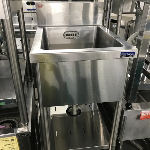 ■ 商品概要 ■商品名：一槽シンク外形寸法：W450×D600×H800(mm)メーカー：マルゼン型式：BS1-046保証期間：なしランク：B特記事項：- 販売店：テンポス京都店（京都府京都市）からの配送です。この商品は中古ですので1品ものです。店頭販売もしておりますので、売り切れる場合が御座います。売り切れた場合は、迅速にペ-ジの更新をするよう心掛けておりますが、リアルタイムではございません。掲載商品が完売している場合もありますのでご了承ください。在庫に関しましてはお気軽にお問合わせ下さい。■ ランクの規定について ■ランクN：未使用品、または一度も使用されていない。ランクS：数回程度使用されているものの、ほとんど未使用品と変わらない。ランクA：小傷、擦り傷が見られるが、大きな欠点もなく、程度が良い。ランクB：中小傷が見受けられるが、十分使用できる。ランクC：傷が多く、大きな傷も数箇所見受けられるが、使用に問題はない。■ 配送等について ■この商品は、購入金額や購入台数に関わらず、別途配送料金が発生致します。当商品の配送は車上渡しのみとなります。配送料金はご注文時に送信される自動配信メールの金額とは異なります。配送料金は、当店よりお送りさせて頂きますメールにてご確認ください。お見積をご希望のお客様は、配送先のご住所をご記入の上、お気軽にお問合わせください。ガス接続工事、及び給排水工事は承ることが出来かねます。お客様にて手配頂きますようお願い致します。【買取について】テンポスでは買取・再生事業を展開致しております。全国年間15,000件以上の買取実績！まずはお気軽に無料査定をご利用くださいませ！厨房機器用品、家具、食器、調理道具の買取も承っております。詳しくは「テンポス買取ドットコム」へ。※型式や仕様度合いによって一部買取不可商品もございます。予めご相談ください。店舗・厨房、中古厨房機器。厨房用品なら、テンポスドットコムにお任せ下さい！【補助キーワード】中古一槽シンク,中古1槽シンク,中古一層シンク,中古1層シンク