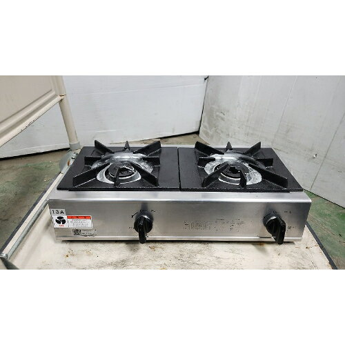 ■ 商品概要 ■商品名：卓上ガスコンロ 2口内菅外形寸法：W542×D275×H151(mm)メーカー：リンナイ(Rinnai)型式：RSB-206A年式：2021年製ガス種：都市ガス【12A・13A】※ガス機器の接続は最寄りの専門業者へご依頼下さい。ガス消費量：7.44kWガス接続口：9.5mm保証期間：納品日より3ヶ月(離島や一部地域では保証対象外とさせて頂きます。)ランク：B特記事項：- 販売店：テンポス川口厨房機器専門館（埼玉県川口市）からの配送です。この商品は中古ですので1品ものです。店頭販売もしておりますので、売り切れる場合が御座います。売り切れた場合は、迅速にペ-ジの更新をするよう心掛けておりますが、リアルタイムではございません。掲載商品が完売している場合もありますのでご了承ください。在庫に関しましてはお気軽にお問合わせ下さい。■ ランクの規定について ■ランクN：未使用品、または一度も使用されていない。ランクS：数回程度使用されているものの、ほとんど未使用品と変わらない。ランクA：小傷、擦り傷が見られるが、大きな欠点もなく、程度が良い。ランクB：中小傷が見受けられるが、十分使用できる。ランクC：傷が多く、大きな傷も数箇所見受けられるが、使用に問題はない。■ 配送等について ■この商品は、購入金額や購入台数に関わらず、別途配送料金が発生致します。当商品の配送は車上渡しのみとなります。配送料金はご注文時に送信される自動配信メールの金額とは異なります。配送料金は、当店よりお送りさせて頂きますメールにてご確認ください。お見積をご希望のお客様は、配送先のご住所をご記入の上、お気軽にお問合わせください。ガス接続工事、及び給排水工事は承ることが出来かねます。お客様にて手配頂きますようお願い致します。【買取について】テンポスでは買取・再生事業を展開致しております。全国年間15,000件以上の買取実績！まずはお気軽に無料査定をご利用くださいませ！厨房機器用品、家具、食器、調理道具の買取も承っております。詳しくは「テンポス買取ドットコム」へ。※型式や仕様度合いによって一部買取不可商品もございます。予めご相談ください。店舗・厨房、中古厨房機器。厨房用品なら、テンポスドットコムにお任せ下さい！【補助キーワード】中古卓上ガスコンロ 2口内菅,中古卓上コンロ