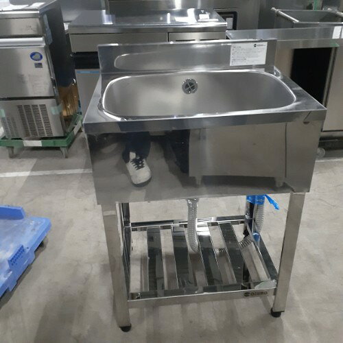 ■ 商品概要 ■商品名：一槽シンク外形寸法：W600×D450×H800(mm)保証期間：なしランク：A特記事項：- 販売店：テンポス名古屋西店（愛知県名古屋市）からの配送です。この商品は中古ですので1品ものです。店頭販売もしておりますので、売り切れる場合が御座います。売り切れた場合は、迅速にペ-ジの更新をするよう心掛けておりますが、リアルタイムではございません。掲載商品が完売している場合もありますのでご了承ください。在庫に関しましてはお気軽にお問合わせ下さい。■ ランクの規定について ■ランクN：未使用品、または一度も使用されていない。ランクS：数回程度使用されているものの、ほとんど未使用品と変わらない。ランクA：小傷、擦り傷が見られるが、大きな欠点もなく、程度が良い。ランクB：中小傷が見受けられるが、十分使用できる。ランクC：傷が多く、大きな傷も数箇所見受けられるが、使用に問題はない。■ 配送等について ■この商品は、全国配送料無料にてお届けいたします。北海道・沖縄・離島や一部地域では追加配送料が発生致します。商品は車上渡しでのお届けです。ガス接続工事、及び給排水工事は承ることが出来かねます。お客様にて手配頂きますようお願い致します。【買取について】テンポスでは買取・再生事業を展開致しております。全国年間15,000件以上の買取実績！まずはお気軽に無料査定をご利用くださいませ！厨房機器用品、家具、食器、調理道具の買取も承っております。詳しくは「テンポス買取ドットコム」へ。※型式や仕様度合いによって一部買取不可商品もございます。予めご相談ください。店舗・厨房、中古厨房機器。厨房用品なら、テンポスドットコムにお任せ下さい！【補助キーワード】中古一槽シンク,中古1槽シンク,中古一層シンク,中古1層シンク