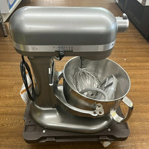■ 商品概要 ■商品名：ミキサー外形寸法：W240×D370×H420(mm)メーカー：キッチンエイド型式：6QT年式：2020年製電源：単相100V 60Hz専用コンセントプラグ：あり保証期間：なしランク：B特記事項： ※60Hz専用です。50Hz地域では使用できません。地域を確認して下さい。販売店：テンポス長野店（長野県長野市）からの配送です。この商品は中古ですので1品ものです。店頭販売もしておりますので、売り切れる場合が御座います。売り切れた場合は、迅速にペ-ジの更新をするよう心掛けておりますが、リアルタイムではございません。掲載商品が完売している場合もありますのでご了承ください。在庫に関しましてはお気軽にお問合わせ下さい。■ ランクの規定について ■ランクN：未使用品、または一度も使用されていない。ランクS：数回程度使用されているものの、ほとんど未使用品と変わらない。ランクA：小傷、擦り傷が見られるが、大きな欠点もなく、程度が良い。ランクB：中小傷が見受けられるが、十分使用できる。ランクC：傷が多く、大きな傷も数箇所見受けられるが、使用に問題はない。■ 配送等について ■この商品は、購入金額や購入台数に関わらず、別途配送料金が発生致します。当商品の配送は車上渡しのみとなります。配送料金はご注文時に送信される自動配信メールの金額とは異なります。配送料金は、当店よりお送りさせて頂きますメールにてご確認ください。お見積をご希望のお客様は、配送先のご住所をご記入の上、お気軽にお問合わせください。ガス接続工事、及び給排水工事は承ることが出来かねます。お客様にて手配頂きますようお願い致します。【買取について】テンポスでは買取・再生事業を展開致しております。全国年間15,000件以上の買取実績！まずはお気軽に無料査定をご利用くださいませ！厨房機器用品、家具、食器、調理道具の買取も承っております。詳しくは「テンポス買取ドットコム」へ。※型式や仕様度合いによって一部買取不可商品もございます。予めご相談ください。店舗・厨房、中古厨房機器。厨房用品なら、テンポスドットコムにお任せ下さい！【補助キーワード】中古ミキサー,中古ミキサー