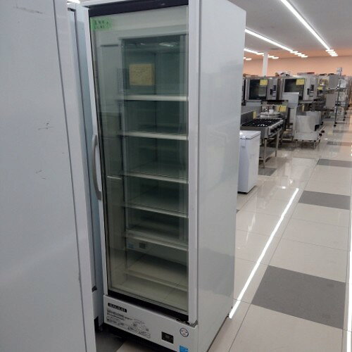 ■ 商品概要 ■商品名：冷凍リーチインショーケース外形寸法：W600×D650×H1900(mm)メーカー：フクシマガリレイ(福島工業)型式：MRS-060FWTR年式：2021年製電源：単相100V/三相200V 50/60Hz共用コンセントプラグ：なし消費電力：100V/0.255kW200V/0.49kW内容積：290L重量：125kg保証期間：納品日より12ヶ月(離島や一部地域では保証対象外とさせて頂きます。)ランク：B特記事項：電気は単相100V三相200V使用 販売店：テンポス高知土佐店（高知県土佐市）からの配送です。この商品は中古ですので1品ものです。店頭販売もしておりますので、売り切れる場合が御座います。売り切れた場合は、迅速にペ-ジの更新をするよう心掛けておりますが、リアルタイムではございません。掲載商品が完売している場合もありますのでご了承ください。在庫に関しましてはお気軽にお問合わせ下さい。■ ランクの規定について ■ランクN：未使用品、または一度も使用されていない。ランクS：数回程度使用されているものの、ほとんど未使用品と変わらない。ランクA：小傷、擦り傷が見られるが、大きな欠点もなく、程度が良い。ランクB：中小傷が見受けられるが、十分使用できる。ランクC：傷が多く、大きな傷も数箇所見受けられるが、使用に問題はない。■ 配送等について ■この商品は、購入金額や購入台数に関わらず、別途配送料金が発生致します。当商品の配送は車上渡しのみとなります。配送料金はご注文時に送信される自動配信メールの金額とは異なります。配送料金は、当店よりお送りさせて頂きますメールにてご確認ください。お見積をご希望のお客様は、配送先のご住所をご記入の上、お気軽にお問合わせください。ガス接続工事、及び給排水工事は承ることが出来かねます。お客様にて手配頂きますようお願い致します。【買取について】テンポスでは買取・再生事業を展開致しております。全国年間15,000件以上の買取実績！まずはお気軽に無料査定をご利用くださいませ！厨房機器用品、家具、食器、調理道具の買取も承っております。詳しくは「テンポス買取ドットコム」へ。※型式や仕様度合いによって一部買取不可商品もございます。予めご相談ください。店舗・厨房、中古厨房機器。厨房用品なら、テンポスドットコムにお任せ下さい！【補助キーワード】中古冷凍リーチインショーケース,