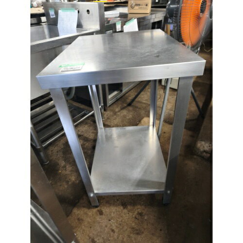 ■ 商品概要 ■商品名：作業台外形寸法：W450×D450×H850(mm)保証期間：なしランク：B特記事項：- 販売店：テンポス鹿児島店（鹿児島県鹿児島市）からの配送です。この商品は中古ですので1品ものです。店頭販売もしておりますので、売り切れる場合が御座います。売り切れた場合は、迅速にペ-ジの更新をするよう心掛けておりますが、リアルタイムではございません。掲載商品が完売している場合もありますのでご了承ください。在庫に関しましてはお気軽にお問合わせ下さい。■ ランクの規定について ■ランクN：未使用品、または一度も使用されていない。ランクS：数回程度使用されているものの、ほとんど未使用品と変わらない。ランクA：小傷、擦り傷が見られるが、大きな欠点もなく、程度が良い。ランクB：中小傷が見受けられるが、十分使用できる。ランクC：傷が多く、大きな傷も数箇所見受けられるが、使用に問題はない。■ 配送等について ■この商品は、購入金額や購入台数に関わらず、別途配送料金が発生致します。当商品の配送は車上渡しのみとなります。配送料金はご注文時に送信される自動配信メールの金額とは異なります。配送料金は、当店よりお送りさせて頂きますメールにてご確認ください。お見積をご希望のお客様は、配送先のご住所をご記入の上、お気軽にお問合わせください。ガス接続工事、及び給排水工事は承ることが出来かねます。お客様にて手配頂きますようお願い致します。【買取について】テンポスでは買取・再生事業を展開致しております。全国年間15,000件以上の買取実績！まずはお気軽に無料査定をご利用くださいませ！厨房機器用品、家具、食器、調理道具の買取も承っております。詳しくは「テンポス買取ドットコム」へ。※型式や仕様度合いによって一部買取不可商品もございます。予めご相談ください。店舗・厨房、中古厨房機器。厨房用品なら、テンポスドットコムにお任せ下さい！【補助キーワード】中古作業台,中古作業台,中古ワークテーブル