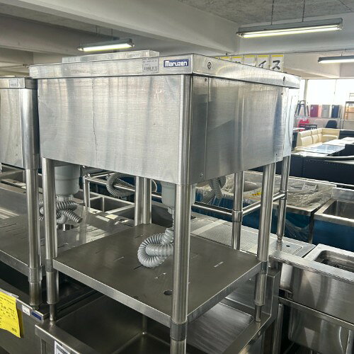 ■ 商品概要 ■商品名：一槽シンク外形寸法：W600×D600×H800(mm)保証期間：なしランク：B特記事項：- 販売店：テンポス千葉店（千葉県千葉市）からの配送です。この商品は中古ですので1品ものです。店頭販売もしておりますので、売り切れる場合が御座います。売り切れた場合は、迅速にペ-ジの更新をするよう心掛けておりますが、リアルタイムではございません。掲載商品が完売している場合もありますのでご了承ください。在庫に関しましてはお気軽にお問合わせ下さい。■ ランクの規定について ■ランクN：未使用品、または一度も使用されていない。ランクS：数回程度使用されているものの、ほとんど未使用品と変わらない。ランクA：小傷、擦り傷が見られるが、大きな欠点もなく、程度が良い。ランクB：中小傷が見受けられるが、十分使用できる。ランクC：傷が多く、大きな傷も数箇所見受けられるが、使用に問題はない。■ 配送等について ■この商品は、購入金額や購入台数に関わらず、別途配送料金が発生致します。当商品の配送は車上渡しのみとなります。配送料金はご注文時に送信される自動配信メールの金額とは異なります。配送料金は、当店よりお送りさせて頂きますメールにてご確認ください。お見積をご希望のお客様は、配送先のご住所をご記入の上、お気軽にお問合わせください。ガス接続工事、及び給排水工事は承ることが出来かねます。お客様にて手配頂きますようお願い致します。【買取について】テンポスでは買取・再生事業を展開致しております。全国年間15,000件以上の買取実績！まずはお気軽に無料査定をご利用くださいませ！厨房機器用品、家具、食器、調理道具の買取も承っております。詳しくは「テンポス買取ドットコム」へ。※型式や仕様度合いによって一部買取不可商品もございます。予めご相談ください。店舗・厨房、中古厨房機器。厨房用品なら、テンポスドットコムにお任せ下さい！【補助キーワード】中古一槽シンク,中古1槽シンク,中古一層シンク,中古1層シンク
