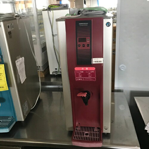 ■ 商品概要 ■商品名：ホットウォーターディスペンサー外形寸法：W260×D500×H650(mm)メーカー：ホシザキ型式：DHM-15A-HW年式：2019年製電源：単相100V 50/60Hz共用コンセントプラグ：あり消費電力：1020W重量：17kg保証期間：納品日より12ヶ月(離島や一部地域では保証対象外とさせて頂きます。)ランク：A特記事項：キズ汚れ有 販売店：テンポス松山店（愛媛県松山市）からの配送です。この商品は中古ですので1品ものです。店頭販売もしておりますので、売り切れる場合が御座います。売り切れた場合は、迅速にペ-ジの更新をするよう心掛けておりますが、リアルタイムではございません。掲載商品が完売している場合もありますのでご了承ください。在庫に関しましてはお気軽にお問合わせ下さい。■ ランクの規定について ■ランクN：未使用品、または一度も使用されていない。ランクS：数回程度使用されているものの、ほとんど未使用品と変わらない。ランクA：小傷、擦り傷が見られるが、大きな欠点もなく、程度が良い。ランクB：中小傷が見受けられるが、十分使用できる。ランクC：傷が多く、大きな傷も数箇所見受けられるが、使用に問題はない。■ 配送等について ■この商品は、購入金額や購入台数に関わらず、別途配送料金が発生致します。当商品の配送は車上渡しのみとなります。配送料金はご注文時に送信される自動配信メールの金額とは異なります。配送料金は、当店よりお送りさせて頂きますメールにてご確認ください。お見積をご希望のお客様は、配送先のご住所をご記入の上、お気軽にお問合わせください。ガス接続工事、及び給排水工事は承ることが出来かねます。お客様にて手配頂きますようお願い致します。【買取について】テンポスでは買取・再生事業を展開致しております。全国年間15,000件以上の買取実績！まずはお気軽に無料査定をご利用くださいませ！厨房機器用品、家具、食器、調理道具の買取も承っております。詳しくは「テンポス買取ドットコム」へ。※型式や仕様度合いによって一部買取不可商品もございます。予めご相談ください。店舗・厨房、中古厨房機器。厨房用品なら、テンポスドットコムにお任せ下さい！【補助キーワード】中古ホットウォーターディスペンサー,中古ディスペンサー
