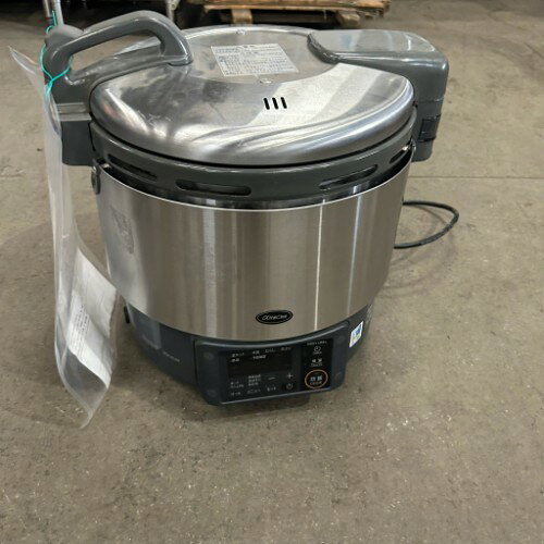 ■ 商品概要 ■商品名：ガス炊飯器外形寸法：W556×D506×H460(mm)メーカー：リンナイ(Rinnai)型式：RR-S200GV2年式：2021年製電源：単相100V 50/60Hz共用コンセントプラグ：あり消費電力：18Wガス種：都市ガス【12A・13A】※ガス機器の接続は最寄りの専門業者へご依頼下さい。ガス消費量：3.79/4.07kW付属品：写真の通り説明書：なし保証期間：納品日より3ヶ月(離島や一部地域では保証対象外とさせて頂きます。)ランク：B特記事項：キズ、汚れ有り。 販売店：テンポス東大阪店（大阪府東大阪市）からの配送です。この商品は中古ですので1品ものです。店頭販売もしておりますので、売り切れる場合が御座います。売り切れた場合は、迅速にペ-ジの更新をするよう心掛けておりますが、リアルタイムではございません。掲載商品が完売している場合もありますのでご了承ください。在庫に関しましてはお気軽にお問合わせ下さい。■ ランクの規定について ■ランクN：未使用品、または一度も使用されていない。ランクS：数回程度使用されているものの、ほとんど未使用品と変わらない。ランクA：小傷、擦り傷が見られるが、大きな欠点もなく、程度が良い。ランクB：中小傷が見受けられるが、十分使用できる。ランクC：傷が多く、大きな傷も数箇所見受けられるが、使用に問題はない。■ 配送等について ■この商品は、購入金額や購入台数に関わらず、別途配送料金が発生致します。当商品の配送は車上渡しのみとなります。配送料金はご注文時に送信される自動配信メールの金額とは異なります。配送料金は、当店よりお送りさせて頂きますメールにてご確認ください。お見積をご希望のお客様は、配送先のご住所をご記入の上、お気軽にお問合わせください。ガス接続工事、及び給排水工事は承ることが出来かねます。お客様にて手配頂きますようお願い致します。【買取について】テンポスでは買取・再生事業を展開致しております。全国年間15,000件以上の買取実績！まずはお気軽に無料査定をご利用くださいませ！厨房機器用品、家具、食器、調理道具の買取も承っております。詳しくは「テンポス買取ドットコム」へ。※型式や仕様度合いによって一部買取不可商品もございます。予めご相談ください。店舗・厨房、中古厨房機器。厨房用品なら、テンポスドットコムにお任せ下さい！【補助キーワード】中古ガス炊飯器,中古炊飯器,中古保温ジャー