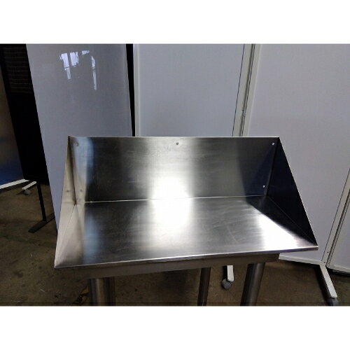 ■ 商品概要 ■商品名：平棚 背板付き外形寸法：W570×D250×H190(mm)保証期間：なしランク：B特記事項：- 販売店：テンポス千葉店（千葉県千葉市）からの配送です。この商品は中古ですので1品ものです。店頭販売もしておりますので、売り切れる場合が御座います。売り切れた場合は、迅速にペ-ジの更新をするよう心掛けておりますが、リアルタイムではございません。掲載商品が完売している場合もありますのでご了承ください。在庫に関しましてはお気軽にお問合わせ下さい。■ ランクの規定について ■ランクN：未使用品、または一度も使用されていない。ランクS：数回程度使用されているものの、ほとんど未使用品と変わらない。ランクA：小傷、擦り傷が見られるが、大きな欠点もなく、程度が良い。ランクB：中小傷が見受けられるが、十分使用できる。ランクC：傷が多く、大きな傷も数箇所見受けられるが、使用に問題はない。■ 配送等について ■この商品は、購入金額や購入台数に関わらず、別途配送料金が発生致します。当商品の配送は車上渡しのみとなります。配送料金はご注文時に送信される自動配信メールの金額とは異なります。配送料金は、当店よりお送りさせて頂きますメールにてご確認ください。お見積をご希望のお客様は、配送先のご住所をご記入の上、お気軽にお問合わせください。ガス接続工事、及び給排水工事は承ることが出来かねます。お客様にて手配頂きますようお願い致します。【買取について】テンポスでは買取・再生事業を展開致しております。全国年間15,000件以上の買取実績！まずはお気軽に無料査定をご利用くださいませ！厨房機器用品、家具、食器、調理道具の買取も承っております。詳しくは「テンポス買取ドットコム」へ。※型式や仕様度合いによって一部買取不可商品もございます。予めご相談ください。店舗・厨房、中古厨房機器。厨房用品なら、テンポスドットコムにお任せ下さい！【補助キーワード】中古平棚 背板付き,中古平棚,中古上棚