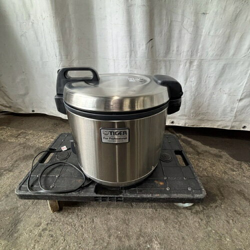 ■ 商品概要 ■商品名：電気炊飯ジャー 2升外形寸法：W360×D426×H383(mm)メーカー：タイガー(TIGER)型式：JNO-A361年式：2026年製電源：単相100V 50/60Hz共用コンセントプラグ：あり消費電力：1410W内容積：3.6L付属品：写真の通り説明書：なし保証期間：納品日より3ヶ月(離島や一部地域では保証対象外とさせて頂きます。)ランク：B特記事項：キズ、汚れ有り。 販売店：テンポス滋賀店（滋賀県近江八幡市）からの配送です。この商品は中古ですので1品ものです。店頭販売もしておりますので、売り切れる場合が御座います。売り切れた場合は、迅速にペ-ジの更新をするよう心掛けておりますが、リアルタイムではございません。掲載商品が完売している場合もありますのでご了承ください。在庫に関しましてはお気軽にお問合わせ下さい。■ ランクの規定について ■ランクN：未使用品、または一度も使用されていない。ランクS：数回程度使用されているものの、ほとんど未使用品と変わらない。ランクA：小傷、擦り傷が見られるが、大きな欠点もなく、程度が良い。ランクB：中小傷が見受けられるが、十分使用できる。ランクC：傷が多く、大きな傷も数箇所見受けられるが、使用に問題はない。■ 配送等について ■この商品は、購入金額や購入台数に関わらず、別途配送料金が発生致します。当商品の配送は車上渡しのみとなります。配送料金はご注文時に送信される自動配信メールの金額とは異なります。配送料金は、当店よりお送りさせて頂きますメールにてご確認ください。お見積をご希望のお客様は、配送先のご住所をご記入の上、お気軽にお問合わせください。ガス接続工事、及び給排水工事は承ることが出来かねます。お客様にて手配頂きますようお願い致します。【買取について】テンポスでは買取・再生事業を展開致しております。全国年間15,000件以上の買取実績！まずはお気軽に無料査定をご利用くださいませ！厨房機器用品、家具、食器、調理道具の買取も承っております。詳しくは「テンポス買取ドットコム」へ。※型式や仕様度合いによって一部買取不可商品もございます。予めご相談ください。店舗・厨房、中古厨房機器。厨房用品なら、テンポスドットコムにお任せ下さい！【補助キーワード】中古電気炊飯ジャー 2升,中古炊飯器,中古保温ジャー