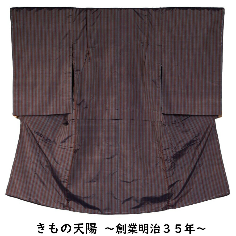 品 名 子供 着物 紬 単品 縞模様 正絹 リサイクル品 【中古 子ども カジュアル 着物 普段着 正月 女児用 雛祭り お正月 和服 女児 キッズ 女の子 着物 販売 購入 リサイクル着物】 商品 説明 黄唐茶・薄縹色系の艶のある平織地に縞模様が織られたお子様用の紬着物です。お子様のお正月やお出掛け着、普段用のお着物となります。もしかしたら、お子様の踊り用着物として使用していたものかも知れません。　 状 態 ※ランク2.5 若干の使用感、経年感があり、上前に画像のような黒いシミがあります。袖にも薄いシミ、胴裏は薄く黄変し、黄変シミも点在しています。　　 素 材 表地・八掛生地は正絹、胴裏生地は綿。 寸 法 着物：裄：52cm（肩揚げ4cm）　袖丈：53.5cm　身丈：103cm　（腰揚げ10cm）　 　前幅：19cm　後幅：25.5cm　　 　 年 代 おススメの年代：女児用 備 考 ご着用に際しては、少々汚れ有の難有品とのご理解ある方向きとさせていただきます。ご家庭でお子様のサイズに合わせて、肩上・腰上げの調整をお願いいたします。 　 ※モニターの設定により、色・素材の見え方などが実際の商品と多少異なることがございます。 ご注文方法がわからない方はこちらまで→0120-33-5679 　 【リサイクル着物とアンティーク着物の専門店　リサイクルきもの天陽 リサイクル着物 】 リサイクル商品の品名・産地・素材の表示について、商品の特性上100%保障できるものではございません。 また、商品説明の素材表示について、裏地及び付属品を含む表示ではございませんのでご了承下さい。 掲載品は実店舗での併売品も御座います。ご注文のタイミングで在庫切れの際はご了承下さいませ。 お知らせ事項（商品ランクについて） 商　品　ランク ★きもの天陽の商品ランク（評価）につきまして。 当社ではリサイクル着物の販売にあたって、当社独自の商品ランク（状態の評価）をつけさせていただいております。リサイクル着物となりますので、その状態は多岐に渡ります。 お客様のご購入に際しまして、この商品ランクをご参考にしていただけましたら幸いでございます。当社の商品は全て商品状態を1〜5のランクで分けております。 数字が大きい（上）ものの方が状態が良いものとなります。 5 新品・新古品 基本的に新品の商品にランク5をつけさせていただいております。 4 未使用品、使用しているが状態良好。 基本的に未使用品のものにランク4をつけさせていただいております。また、試着程度のものもランク4にしております。 3 使用はされており、ご着用には問題無い範囲で、多少のシミや使用感があります。 2 シミや汚れなど難有品です。着付け練習用や素材用としてお使い下さい。 1 シミや汚れなどかなりな難有です。ご着用は不可ですので、素材用のみとなります。基本的にはランク1はほとんどUPしませんが、アンティーク品など状態が悪くても稀少な素材の場合にはランク1もあるかもしれません。 備 考 リサイクル着物の状態の目安として簡易的なランク付けをしております。ランクにつきましてはこちらの思惑と相違ある場合も御座います。商品の状態につきまして、もっと詳細をお知りになりたい方は、お電話やメールでも承ります。お気軽にお問い合わせください。