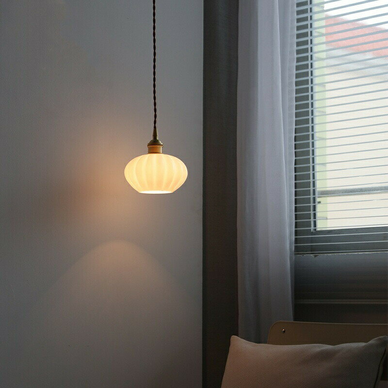 ペンダントライト ダイニング 北欧 ガラス ダクトレール用 真鍮 カボチャ型 1灯 E26口金 led モダン シンプル レトロ デザイン 天井照明 シェードランプ リビング トイレ 寝室 洗面所 居間用 キッチン 食卓用 可愛い 階段 和風 ホワイト 光 影 丸 小型 雰囲気