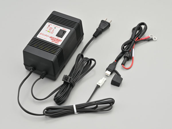 カプラーオンで簡単充電！ 冬期等、長期にわたり車両を使用しない場合、バイクのバッテリーにつなぎ維持（微弱）充電を行なうことにより一発始動が可能。 MF（メンテナンスフリー）、液補充タイプともに使用可能。→ 通常行なっている急速充電はバッテリーへの対攻撃性が強いため、バッテリー寿命を極端に縮めることになります。 ■機能 ●家庭用電源（100V）でOKです。 ●充電の進行状況をLEDランプにてお知らせします。 ●バッテリーの自己放電を補いながら、常に最適な電池容量を維持できます。 ●充電可能なバッテリー容量＝12V 2.3～28AH。バッテリーが満充電になると充電を自動停止します。バッテリーの劣化等の理由で満充電されない場合は安全確保のため、一定時間が経過すると自動停止します。 ■充電可能なバッテリー容量 12V 2.3～28AH（アンペア・アワー） ※車載状態でバッテリーを充電する際には、電装系への影響が出る場合があります。必ず、車両の取扱説明書、サービスデーター等で確認のうえ、使用してください。（車両のバッテリー端子を全て外すなどしてください。） ■適合バッテリー 二輪車用ベントおよびシール電池、小型シール鉛電池 ※この商品はお取り寄せとなります。商品出荷の目安はご注文日より3〜7営業日後となります。
