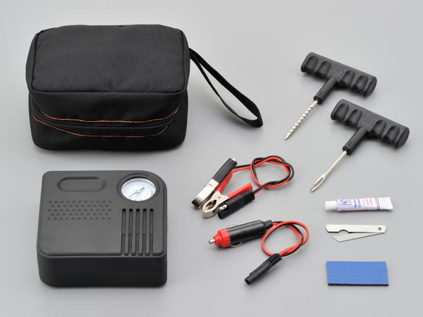●ツーリング先でのパンクトラブルも安心。 ●バッテリー電源駆動の12V電動エアポンプ付きで、らくらくエア補充。持ち運びに便利な収納ポーチ付き。 ●タイヤ修理材5枚入り。 ●収納ケース寸法：縦180×横130×高さ80（mm） ※パンク修理キットはチューブレスタイヤ専用。 ※ポンプは12Vバッテリー専用。 ※タイヤ修理材はラバーセメントをたっぷり使用して差し込んでください。 ※電動エアポンプは5分以上連続で使用しないでください。破損の原因となります。 ※この商品はお取り寄せとなります。商品出荷の目安はご注文日より3〜7営業日後となります。　
