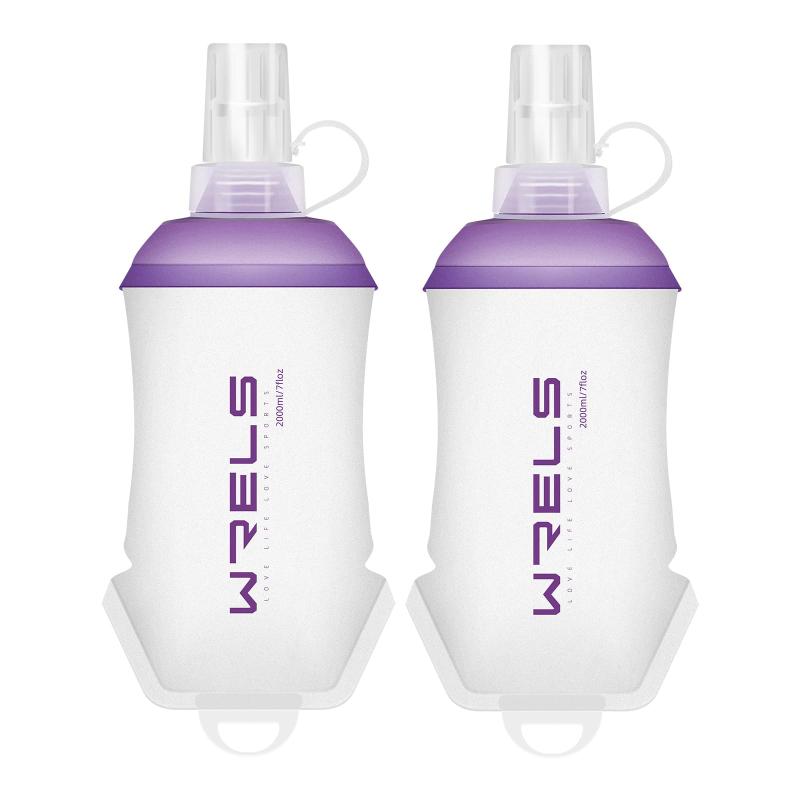 ソフトフラスク ランニング ボトル 500ml/350ml/200ml ハイドレーション 給水ボトル 水筒 折り畳み マラソン トレイルラン 登山 ジョギング 防塵キャップ付き【ソフトフラスクとは】ソフトフラスクとは柔らかい樹脂で作られ、中身が減るとコンパクトにまとめることができる給水ボトルです。スポーツをする方にどこでもいつでも飲みやすく。 折りたたみ可能なソフトフラスクです。 キャップの開閉が無いので飲みやすく、口にくわえて軽く噛みながら吸い込むことで飲める仕様になっております。【ソフトフラスクの飲み方】こちらソフトフラスクの容量は、500ml・350ml・200mlの3種類があります。 ソフトフラスクは、飲み口を軽く噛みボトルを握ることで中身を飲める仕組みとなっています。 ボトルを握って水を押し出すので、上を向かなくても給水が可能です。【コンパクトに収納できる】ポケットにぴったりフィットする柔軟でソフトな素材を採用。フラスクは飲むと圧縮されるので、水が跳ねたり揺れる心配もありません。正確な残量も一目で確認できます。ソフトフラスクは胴体が柔らかいビニール製なので、中身が入っていない時は折り畳んでコンパクトにできます。ソフトフラスクは使用しない場合、コンパクトに収納できますので、荷物の負担になりません。【素材】BPAフリー、食品グレードでBPAを含まないシリコンと耐久性と柔軟性に優れたTPU（熱可塑性ポリウレタン）を採用してます。無害無臭で安全性が高いです。新しいボトルはやや匂いがあります。初使用前に米のとぎ汁、緑茶、角砂糖、お酢などを入れて置くのは匂いを軽減させる効果があります。さらに、重曹で洗うのもおすすめです。適用温度：0〜40℃対応。飲み口の汚れを防ぐには、飲み口に防塵カバーが付いている【柔らかいので装着時体に当たっても痛くない】固形のハードボトルを使用した場合、硬いので長時間使用した時、体に当たっている部分に痛みが出ることもあります。ソフトフラスクの場合、柔らかいので長時間の使用でも痛みが出ることは、ほぼありません。