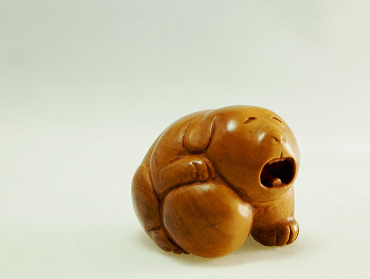 ■商品名 ：根付　玉もち犬　 ■サイズ ：H35×W40×D30（mm） ■重さ　 ：23g ■材質　 ：黄楊 お日にちをいただきますが、 オーダーも承ります。 お問い合わせください。 &nbsp; 帯飾り　提げ物　　■ 光　斎 ■ 光斎の根付 ■ 根付袋 【オーダー品】 作家の温和な風貌そのままの優しく温かい眼差しの作品たち 顔の表情はどことなく愛嬌があり、作者のやさしく穏やかな人柄が感じ取れます。 　　　　　　　【NETSUKE】　【NETSUKE】 　現代根付師　光斎 根付　玉もち犬 黄楊 光斎の作品たちはどれも、表情にどことなく愛嬌があり優しく温かい眼をしています。　　　 根付　玉もち犬 根付　玉もち犬 根付　玉もち犬