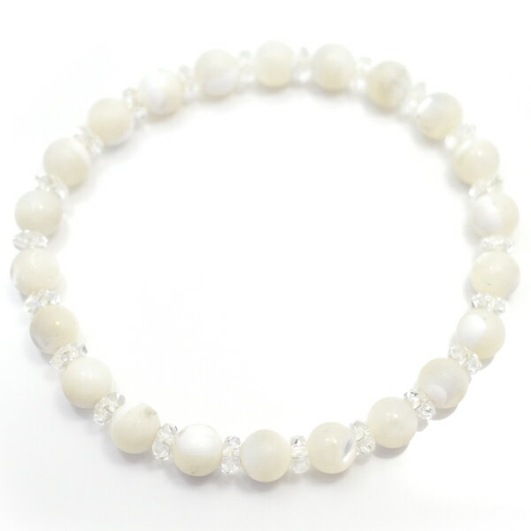 ⇒その他の商品はこちら 〜　シェル＆クォーツ水晶のブレスレット　〜 クォーツ水晶とマザーオブパールMOPを合わせたシンプルブレスレットです。 クォーツ水晶のカット入りの小さなボタンビーズを使用しました。 細めなので、バングルやその他のブレス...