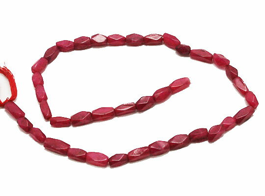 レッドアベンチュリン砂金石 (redaventurine) のスクエアカット型ビーズパーツです。 1点1点ハンドメイドでカットをしているナチュラルな仕上がりです。 ブレスレット・ネックレス製作、ピアス製作などにお勧めです。 商品番号：ali-30 素材：レッドアベンチュリン砂金石 商品名：スクエアカット型ビーズ サイズ：約10x5mm前後 1ラインの長さ：約35前後 備考 ※粒によって大きさ・形のバラつきや、連売りのため、割れ・欠け等のある粒・天然由来および加工時に発生した傷・ヒビ・欠けなどが含まれている場合があります。 ※入荷時期により、色味が画像と若干異なる場合があります。