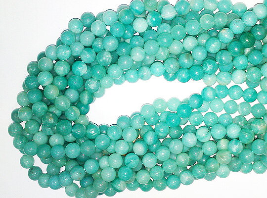 アマゾナイト（amazonite） の丸玉ビーズです。 ブレスレット・ネックレス製作、ピアス製作などにお勧めです。 商品番号　az-rb-8-th 石名 アマゾナイト（Amazonite） 商品名　丸玉ビーズ サイズ　約8mm 1ラインの長さ　約40cm前後 備考 ※粒によって大きさ・形のバラつきや、連売りのため、割れ・欠け等のある粒・天然由来および加工時に発生した傷・ヒビ・欠けなどが含まれている場合があります。 ※入荷時期により、色味が画像と若干異なる場合があります。