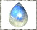 レインボームーンストーン（moon stone）はホワイトラブラドライトの流通名で、正確にはムーンストーンではありません。 しかしながら、この透明度と角度によって見える青白い光は、「月」の名を冠するのにふさわしい石と言えるでしょう。 天然石ルース/定番の形のラウンド・オーバルからハートやスクエアなど、 サイズも種類豊富に用意致しております♪ 素材：レインボームーンストーン（moon stone） カット：ピアカボション サイズ：約3x5mm 入数：1個 注意事項 ※お使いのブラウザにより色合いなど若干異なる場合があります。 ※色味・模様・サイズ指定はお選びいただけません。 ※天然のものですので、入荷時期によりサイズが若干異なる、またサイズによって色合いが異なる場合がございます。 ※若干のインクリュージョンやクラックは天然の証ですので、ご了承くださいませ。 ※大量購入の場合は、一度お問い合わせくださいませ。 ※こちらの商品は穴あけ不可となっております。 ※国内在庫なしの場合でも販売しております。 　店舗、他のサイトにて同時販売しております。 　時間差で在庫がなくなる場合がございます。 ※在庫がない場合は海外工場より取り寄せとなります。納期2〜4週間程度 　配送センター、工場、ともに在庫が無い場合、カット加工になりますので、お時間がかかる場合がございます。 ※取り寄せ時、工場にストックがない場合、原石などが不足している場合、キャンセルとさせていただく場合がございます。ご了承をいただいた上でご購入くださいませ。 ムーンストーン■MOONSTONE■日本語名：月長石（げっちょうせき）ムーンストーンは宝石名で、長石（フェルドスパー、feldspar）類に属するサニディン(玻璃長石、sanidine)あるいはアノーソクレース（曹微斜長石、anorthoclase）石言葉：恋の予感、純粋な恋誕生石：6月誕生日石：ムーンストーンレインボー7月18日＜鉱物データ＞1．硬度：比重モース硬度6．0比重2．62．結晶：サニディン：単斜晶系3．成分・種類：化学式成サニディン：(K,Na)AlSi3O8アノーソクレース：(Na,K)AlSi3O8ブルームーンストーン特に青色のシラー効果（石に当たった光が屈折して、青白く輝いて見える現象）をもつロイヤルブルームーンストーンスリランカ産のブルームーンストーンをインド産などと区別するためにつけられた名称アデュラリアンムーンストーンオーストリアのアデュラー山脈から産出する透明度が高く、非常に美しい光を放つ良質ムーンストーンレインボー七色の光を放つものロイヤルムーンストーンレインボー虹色のシラーを呈し、さらに青い光を放つもの。その他オレンジ、グリーン、ピンクなど色によって名前がつけられている。フィロケイ酸塩鉱物）の一種。雲母グループのうち、2八面体雲母に属する。4．産出地：インド、スリランカ、ミャンマーなど5．色：サニディン：白色にガラス光沢アノーソクレース：無〜白、淡灰、黄、ピンク、緑色などにガラス光沢6．性質・特徴：サニディン・アノーソクレースは共にケイ酸塩鉱物の一種で、高温で形成されたアルカリ長石。アノーソクレースのほうがNaをより多く含む。7．由来などムーンストーンの語源は、透明度の高い長石類にカボション・カットを施すことによって得られる青色や白色の光沢を月光に見立てたことによる。ムーンストーンは紀元前1世紀頃から人々に知られていたとされ、古代ローマの博物学者プリニウスの著書「博物誌」には、月の満ち欠けによって石の形が変化するとの記述がある。