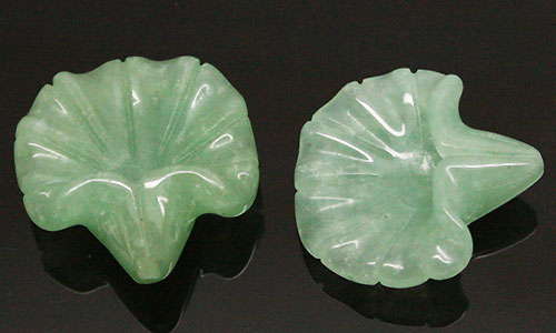 お花モチーフの天然石パーツです。 お花の下部から中央に向かって穴があいているので、そこに紐やワイヤーなどを通して アクセサリー製作にお役立てください。 品番 flo-ave-1-4.5 石の名前：グリーンアヴェンチュリン サイズ：約H19x...