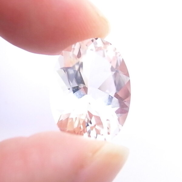 クォーツ水晶 【1点もの ルース】 オーバルカット 約18x13x9mm 2.21g 《1個》 天然...