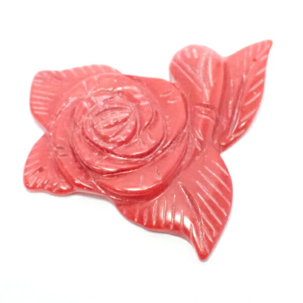 シーバンブーコーラル海竹珊瑚赤色(染色)のバラ薔薇彫刻パーツです。 使い方は自由です。帯留めやブローチなどにアレンジしてみてください。 限定数での販売ですのでお早めにどうぞ。 商品番号 gs-sp-9554 素材 シーバンブーコーラル海竹珊瑚赤色(染色) 商品名 バラ薔薇彫刻パーツ サイズ 約48x53x8mm 備考 ※お使いのブラウザにより色合いなど若干異なる場合があります。 ※天然由来の傷・ヒビ・欠け・付着物などが含まれている場合があります。 ※数量限定ですので時間差で売り切れの際はご容赦ください。