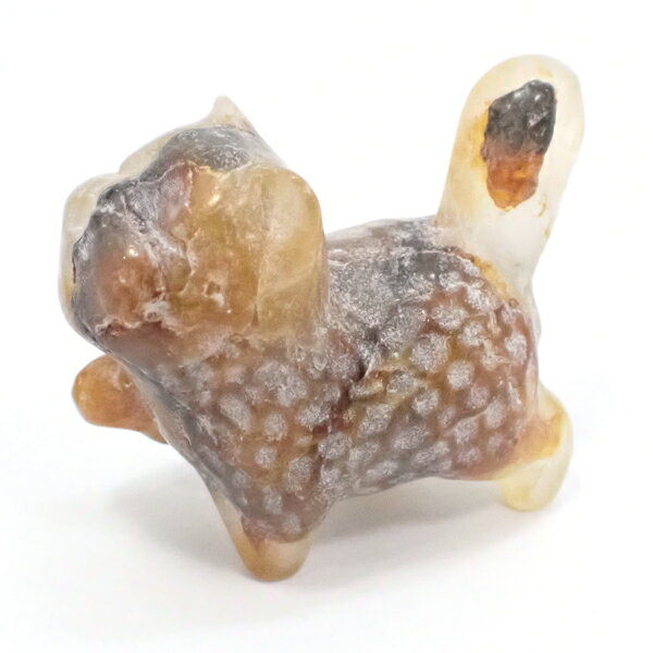 リモナイトインクォーツ(Limonite in quartz)の　猫ネコcat　の彫刻の置物です。 リビング、机上などのちょっとした飾りにお勧めです。 1点ものですのでおはやめにどうぞ。 商品番号 gs-sp-9806 素材 リモナイトインクォーツ(Limonite in quartz) 商品名 猫ネコcat/1点もの サイズ 約 40x35x20mm 備考 ※お使いのブラウザにより色合いなど若干異なる場合があります。 ※天然由来の傷・ヒビ・欠け・付着物などが含まれている場合があります。 ※1点ものですので時間差で売り切れの際はご容赦ください。 　スモール便発送不可商品