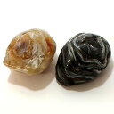 アゲート(Agate)原石 2個セット(小)です。 黒色系と白色系のセットで、陰陽のような素敵なセット。 1点ものですので、おはやめにどうぞ。 商品番号：gs-sp-3976c 素材　　：アゲート(Agate) 商品名　：原石/2個セット(小)/1点もの サイズ　：約 45×32×23/39×34×24mm　32g/39g 備考 ※お使いのブラウザにより色合いなど若干異なる場合があります。 ※天然由来の傷・ヒビ・欠け・付着物などが含まれている場合があります。 ※1点ものですので時間差で売り切れの際はご容赦ください。 ※スモール便不可 【当店のご紹介】私たちジュエリーパーツ工房は、アクセサリー、ジュエリー、アクセサリーケース、ジュエリーケース、ワイヤーなどを取り扱い、チェーン、ネックレス、ブレスレット、ピアス、リング、イヤリング、チャーム、レザーコード、などのアイテムを取り揃えています。アンティーク、花、星、ヴィンテージ風柄、等の雑貨にも合わせやすく、セット商品やオリジナルの作家作品など、新作、春、夏、秋、冬、一点物など多数ご用意しております。人気の天然石も多く取り扱い、ルース(裸石)、スワロフスキー、カボション、大ぶりな原石の状態や、鉱石の状態でもバラ売りをしています。シルバー、ゴールド、ガラスなど、彫金をする時に、電磁波防止、電磁波過敏症にお悩みの方、スピリチュアル、瞑想、心が浄化したり、幸運を引き寄せたりするようなパワーストーン、タンブルをお探しの方、ヒーリング効果、癒し効果、誕生石、ご縁のお守り変わりにオススメな天然石をご用意しております。自作のハンドメイドアクセサリー作成、ハンドクラフト、手作りアクセサリー、手芸、セルフアレンジに必要な金具、レジン、パーツ、ツール、キット、部品、道具、樹脂、シルバーアクセサリー作りに必要な、シルバーチェーン、シルバービーズ、チェコビーズ、シルバーパーツ、天然石アクセサリー作りに必要な、天然石ビーズ、天然石パーツ、他にもストラップ作りや、スマホケースやデコ用商品、オリジナルのタッセル、チョーカー、フリンジ、ハーバリウム、ボタン、ヘアゴム、フック、リース、オーナメント、ステンドグラス、ヘアアクセサリー、ノンホールピアス、ヘアタイ、リボン、ブローチ、刺繍、フープ、ピンバッジ、バッグ、リュックにも使える素材がいっぱいです。アート現場で使える素材や材料も多くありますので、ワークショップ、ギャラリー、イベント、宝探し用の備品、景品など、資材用としてもお使い頂けます。アクセサリーの収納ボックスも多くあり、きれいな海外ブランドのアイテムをおしゃれにディスプレイができ、かわいい、ルースケースのご用意もあります。クリスマス、ハロウィン用、時期により、福袋、セール、アウトレットを開催する場合もございます。安い、激安の宝飾の卸売もご相談ください。ランキング掲載商品もございますので、大切な方へのギフトやプレゼントにもいかがでしょうか。3,980円で送料無料となり、メール便の対応もしています。レディース(女性用)、メンズ(男性用)、キッズ(子供用)を対象としております。結婚式、二次会など、ママコーデに。インスタ映えし、ディスプレイ、インスタ背景、ウェディング用にもいかがでしょうか？商品撮影で使っている備品には、浅草橋、日暮里、蔵前、馬喰町問屋街、横山町問屋、表参道、渋谷、青山、銀座、ハワイ、ディズニー、貴和製作所、東急ハンズ、スタッカーズ、オカダヤ、ユザワヤ、クラフトハートトーカイ、ルミネ、パルコ、ザラ、ユニクロ、しまむら、チチカカ、マライカ、チャイハネ、などで用意したものを使っています。 アゲート各種■AGATEVARIOUS■石言葉：金運・勇気・行動力・対人トラブル誕生石：サードニクス8月誕生日石：オニキス4月11日サードニクス1月25日モスアゲート8月31日＜鉱物データ＞1．硬度：比重モース硬度6．5-7比重2．62-2．642．結晶：六方晶系（潜晶質）3．成分・種類：化学式成SiO2　縞瑪瑙（しまめのう、英名：オニックス、オニキス、onyx）平行な縞状模様があるもの,黒色と白色がきれいに層状になっているものは、古くからカメオ細工の材料として用いられている。紅縞瑪瑙（べにしまめのう、英名：サードニクス、sardonyx）縞瑪瑙の一種で、縞目が紅色と白色に彩られているもの。8月の誕生石とされている。縞目のない赤色あるいは橙色のものはカーネリアン（紅玉髄）と呼ばれる。苔瑪瑙（こけめのう、英名：モスアゲート、mossagate）内部に緑泥石か類似の結晶を内包していて、研磨すると苔状の模様が現れるもの。模樹瑪瑙（そうじゅめのう、英名：デンドリティックアゲート、dendriticagate）または、樹木瑪瑙（じゅもくめのう、英名：ツリーアゲート、treeagate）苔瑪瑙の一種で、内包する結晶が樹枝状（シダのような模様）に現れたもの。水入りメノウ（英名：ウォーターフィルドアゲート、waterfilledagate）空洞中に液体の水が含まれるもの。中に入っている数万年前の水は不老長寿の水、万病に効く万能薬、霊力アップの薬ともいわれる。光にかざしたり振ってみると水が入っているのがよくわかる。4．産出地：ドイツ、ブラジル、チェコのボヘミア地方5．色：非常に薄い水色から濃い水色6．性質・特徴：瑪瑙という日本名は、石の外観が馬の脳に似ているためつけられた。英語のagateは、ギリシア語のachatesに由来し、これはイタリア・シチリア島のAcate川（現名はディリッロ川）で発見されたためである。古代ペルシアの占師は台風をよけるために使用したとされ、またビザンチン帝国ではアゲートで出来た器を収集するのが盛んであった。比較的安価な石である。微細な石英（quartz水晶）の結晶が集まってできたもので、岩の空洞や割れ目に入り込んだ地下水から形成される。打ち砕くと鋭利な割口が出来る事から、太古の時代には世界中で石器の材料に使われ、ローマ時代は硬くて繊細な線や溝が彫れることから、カメオや印章に使われた。アメリカでは結婚12年或いは14年目の守護石とされている。硬度がガラスより高い為、装飾品として利用できない石は工業用研磨剤として利用されている。