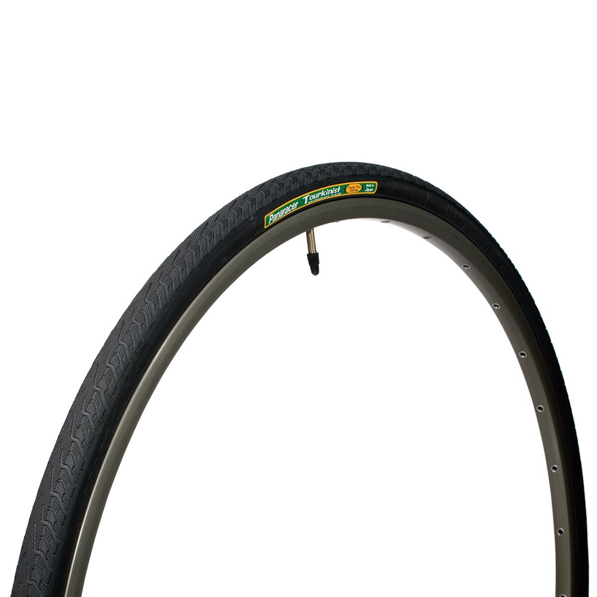 スタイル：クリンチャータイヤ◆商品名：パナレーサー(Panaracer) ツーキニスト 700×25C クリンチャー TOURKINIST ブラック 8W725-TKN-B4高耐久・耐摩耗・耐パンク強化モデル長期間の使用に耐えるよう設計された、耐摩耗性能に優れたヘビーデューティーコンパウンドを採用。800デニールの太いナイロンコードを採用、耐サイドカット性を向上。タイヤ裏面に補強材を備えることで、耐パンク性を強化し、内面がフラットになることでチューブ擦れによるパンクも軽減。ビード：スチールワイヤー / 重量：350g / 日本製高耐久・耐摩耗・耐パンク強化モデル 長期間の使用に耐えるよう設計された、耐摩耗性能に優れたヘビーデューティーコンパウンドを採用。 800デニールの太いナイロンコードを採用、耐サイドカット性を向上。 タイヤ裏面に補強材を備えることで、耐パンク性を強化し、内面がフラットになることでチューブ擦れによるパンクも軽減。 ビード：スチールワイヤー / 重量：350g / 日本製