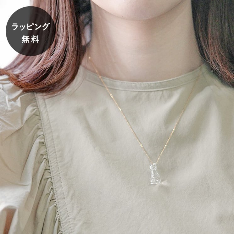 サイズガラス大きさ 20×11（mm）チェーン長さ 450(mm)材質K14GF備考＊スライドボール付きおすすめポイントネックレス レディース 40代 30代 20代 50代 60代 シンプル さりげない おしゃれ 高級感 かわいい 大人 雑貨 商品 お洒落 日本製 職人 手作り アクセサリー 耐熱ガラス 出産祝い 結婚祝い 誕生日 成人式 結婚記念日 金婚式 クリスマス バレンタインデー ホワイトデー お返し 母の日HARIO ハリオ ネックレス ネコ Sittingちょこんとやさしい雰囲気のおすわりポーズ。胸元をかわいらしく演出してくれます。 金具にはゴールドフィルドを使用しています。HARIO(ハリオ)日本で唯一工場を持つ耐熱ガラスメーカー「HARIO」。職人たちがひとつひとつ丁寧に制作したアクセサリーは、軽くてつけ心地も良いので、ガラスのアクセサリーが初めての方にもおすすめです。オンオフ問わず毎日使える優秀なモチーフのアクセサリー。プレゼント用としてもおすすめです。 ※ 業務用・法人様でのご利用をご検討の方は、 こちらのご案内ページ をご覧ください。