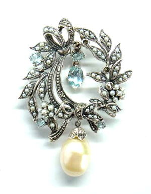 アレンジ インテリア 雑貨 有田 碌山シードパールとブルートパーズとバロックパールが美しい繊細で豪華なリボンモチーフのブローチ ペンダントトップ エンボス ファッション 送料無料 6c0157 Btfジュエリー アクセサリー 陶器 送料無料 碌山シードパールとブルー