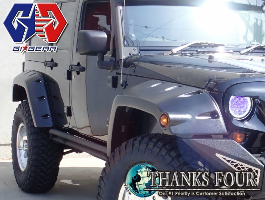 適合車種 2007y- Jeep WRANGLER JK / ジープ ラングラーJK ※ 4ドア用 商品データ メーカー GIG ( ジーアイギア ) 品　名 オーバーフェンダー / ポケットスタイル ※ 純正オーバーフェンダーから約50mmワイドになります。( 純正ワイドタイプもBUSH WACKERで販売しております ) ※ フロント・リア左右セットになります。 ※ ウィンカーは付属いたしませんので純正のウィンカーを流用してください。 材　質 ABS製 / マットブラック ワイド幅 純正フェンダーより、2インチ( 約50mm )ワイド 自社管理品番 LUX-JK-FD S260 KH ロケーション番号 G2-3 在庫確認 ★ 弊社では常時、在庫を切らさないように努力はしておりますが、店頭および業者販売等いたしており、ご注文の重なり等により在庫が切れる場合がございますので、一度ご入札前に在庫確認をして下さい。 配送方法 こちらの商品は260サイズとなり佐川急便での発送となります。 ※ 料金は発送先によって異なりますので送料料金表でご確認ください。 ※ 沖縄県、離島の場合は送料を運送会社に確認する必要がございますのでメールにてお問い合わせ下さい。 ※送料はこちらを参考にお願い致します※ 到着後の確認 商品到着後、箱にダメージが無いかを確認していただきその後、商品に凹み、傷、付属品の欠品等が無いかをご確認ください。 商品を確認していただきもし気になる点がございましたら商品到着後、1週間以内にご連絡ください。 ※ 取り付け前に必ず商品をご確認ください、取り付け後のクレーム、返品は一切承れませんのでご了承ください。（取り付けの際の工賃もお支払いできません） ※ 箱にダメージがある場合はその場で運送会社（ドライバーさん）に説明して下さい。 ※ 商品に凹み、大きな傷がある場合はお手数ですがその個所を写真でとってメールを頂けますでしょうか。 確認後、担当の者からご連絡を差し上げます。 輸入商品の為、すれ・小キズ等がある場合が御座いますのでご了承ください。（神経質な方はご遠慮ください） 備　　考 取付けに必要なボルト、ナットは付属しております。 車両の個体差によっては多少の加工等が必要な場合がございますので、取り付けは専門店へのご依頼をオススメします。 車検に関しては陸運局や車検場によって地域差や受験資格に差があり、詳細は車検をお受けになられる陸運局又は取り付けされるショップにお問い合わせください。 尚、車検に通過できなかった場合にも保証や返品対応はおこなっておりませんのでご了承ください。 取付難易度：レベル3※取付難易度についてはこちらをご覧ください。↑↑↑↑画像クリックでその他、サンクスフォーで取り扱いパーツが表示されます。↑↑↑↑