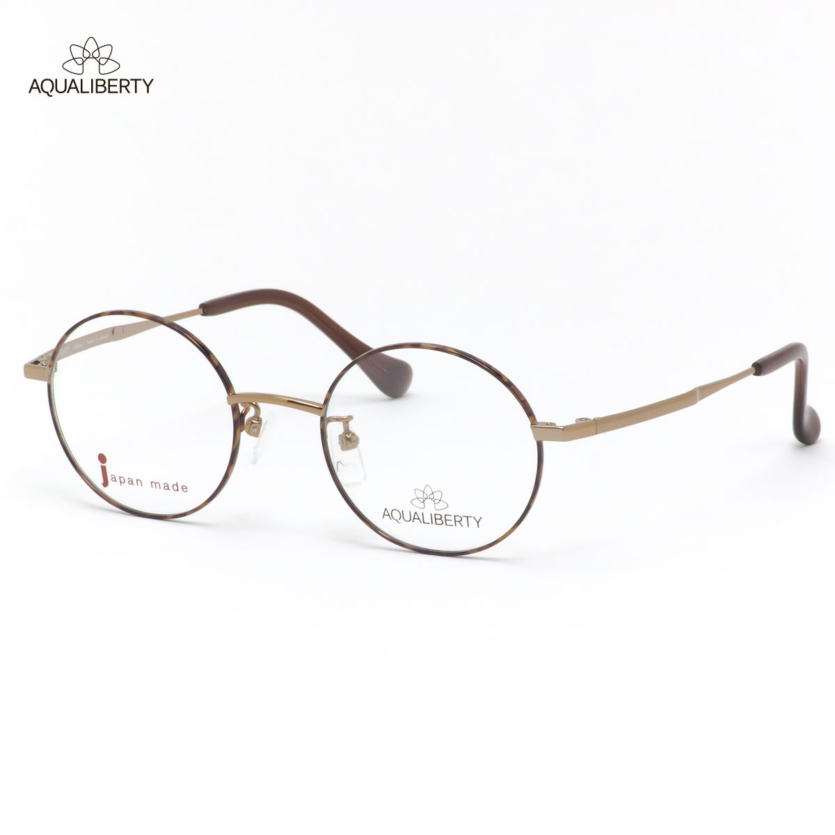 商品基本情報商品カテゴリー：メガネブランド名：AQUALIBERTY (アクアリバティ)型番：AQ22507 DBフレームカラー：デミブラウンレンズカラー：--紫外線カット率：--可視光線透過率：--鼻パッド：ありレンズシェイプ分類：ラウンドフレームタイプ分類：フルリムフレーム材質：チタンフレーム材質：プラスチックレンズ材質：デモレンズおすすめの性別：ユニセックス-----------------------------------------------おすすめの性別：男性にもおすすめの性別：女性にもオススメです。-----------------------------------------------付属品：ケース、レンズクロス、取り扱い説明書※付属品の仕様は予告なく変更になる場合がございます。予めご了承くださいませ。状態：新品未使用国内正規品、日本製デモレンズがセットされた状態での使用はできません。ご使用の際は必ずレンズを入れ替えてください。商品サイズ情報【A】レンズのよこ幅：47mm【B】レンズのたて幅：42mm【C】ブリッジ幅：20mm【D】全体のよこ幅：140mm【E】全体のたて幅：44mm【F】テンプルの長さ：138mmメーカー公表サイズ：47□20-138That'sが厳選したレンズについてご希望のレンズの屈折率やコートの種類等により、「NIKON」「SEIKO」「HOYA」などのメーカーが発売している多くのレンズの中から最適なレンズを厳選しています。例えば、最も販売数の多い1.60非球面レンズの場合、無色レンズでは「Nikon」をおすすめしていますが「HOYA」をご希望でしたら代替可能です。また、UV420カットレンズは、裏面UVカット標準装備等、高性能な「TOKAI」の『ルティーナ』を使用します。【重要】極薄型レンズ（屈折率1.74、1.76）の納期と最適なレンズ選びについていつも当店をご利用いただき、誠にありがとうございます。現在、レンズ素材メーカー（NIKON, HOYA, TOKAI等ではなく、それらの企業に素材を供給するサプライヤー）の製造上の不具合により、極薄型レンズ（屈折率1.74および1.76素材）に大幅な納期遅れが発生しております。プロからのアドバイス：本当に「極薄型」が必要ですか？「せっかくメガネを作るなら、一番薄くて良いレンズを」とお考えになる方も多いかもしれません。ですが、乱視の有無にかかわらず、度数が「S-4.00D」より弱い場合、屈折率1.74や1.76の極薄型レンズを選んでも、レンズの厚みは劇的には薄くなりません。むしろ、屈折率が大きくなる（より薄型になる）に従って「アッベ数」という数値が低くなる傾向があり、コントラスト（明暗の差）が大きい輪郭部分に色のにじみが出やすくなるという光学的なデメリットが生じます。※色収差（色のにじみ）の例です。当店では「見え方の快適さ」を第一に考え、S-4.00Dより弱い度数のお客様には、納期が安定している「屈折率1.67」素材や、色のにじみが少なくクリアな視界が得られる「屈折率1.60」素材をおすすめしております。ご自身の度数にどのレンズが最適か分からない、あるいは、お悩みの際は、どうぞお気軽に当店までお問い合わせください。当面の間、一部のお客様にはご迷惑をおかけいたしますが、誠実な情報提供と、お客様お一人おひとりに最適なメガネづくりをスタッフ一同サポートさせていただきます。引き続き、当店をよろしくお願い申し上げます。BRANDJapan madeのユニセックスで楽しめるミニマル・アイウェア「アクアリバティ」。「自由・気ままに 快適な視生活を！」をコンセプトに、日本製の新定番を目指す新しいアイウェアブランドです。&nbsp;日本製のメガネに求められるものは何か。ちゃんとした素材、しっかりとした作り、きちんとしたフィット感、バランスのいい掛け心地、安心感のあるデザイン・・・そういった一つ一つを積み重ねて「日本製」を再定義！巷にあふれた名ばかりのものではなく、本当の「日本製」メガネをお届けしたいという想いから「アクアリバティ」は生まれました。&nbsp;それだけでなく、これまでの「日本製」メガネでは考えられなかった「お求めやすさ 」も実現しました。もちろん、お求めやすい価格を実現するために作業工程を減らしたりすることはありません。新技術や一つの工程で複数の処理を行うアイデアで、日本製の名に恥じない高い品質を維持しています！「今まで日本製のメガネを使ったことがないなぁ…」というあなたも「日本製って言ったって大したことなかったよ…」というあなたも「メガネ初めてなんだよね…」というあなたもユニセックスで楽しめるJapan madeのミニマルアイウェア「アクアリバティ」！メガネ・サングラスのThat's一押しのニューブランドです！今や、おしゃれさんなら一つは持っていると言ってもいいほど人気の丸メガネ。軽くて耐久性の高いチタンを用いた、日本製のメガネフレームです。緩やかにカーブさせたテンプルは、しなやかで、フロント横幅の小ぶり感を損なわず、窮屈感のないフィッティングを叶えてくれます。「DB」はゴールドフレームのリムにブラウンデミを配色しています。べっ甲模様は肌なじみが良く、クラシカルな趣で、スタイリングを格上げしてくれます。&nbsp;北海道・沖縄＆離島も対象メガネ・サングラスはいつでも日本全国送料無料※小物など一部対象外商品がございます。