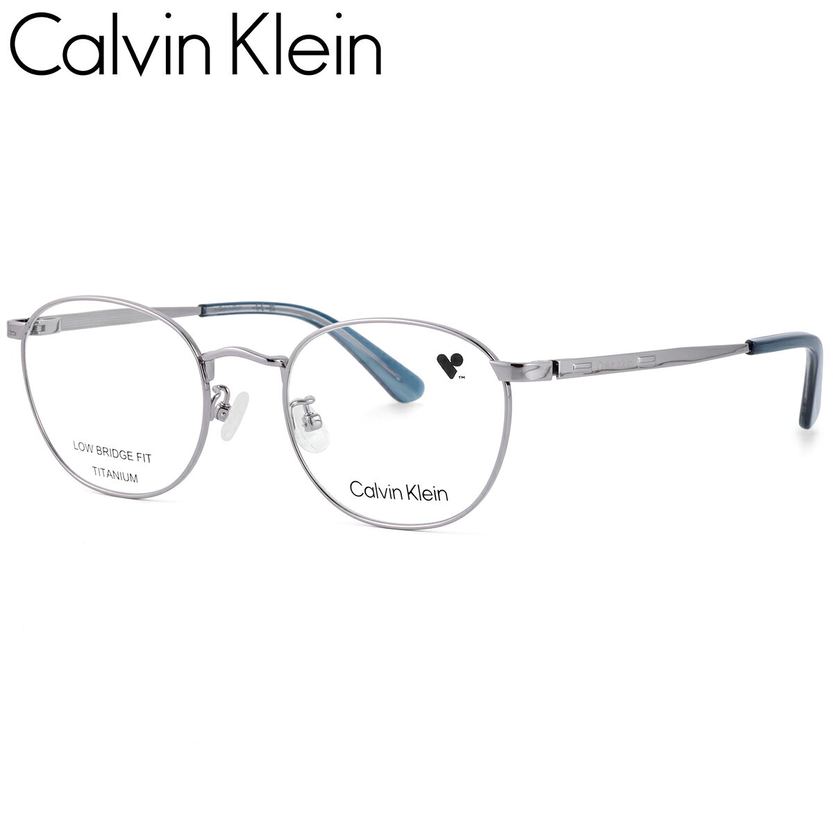 商品基本情報 商品カテゴリー：メガネ ブランド名：Calvin Klein (カルバンクライン) 型番：CK26108LB 033 フレームカラー：グレー レンズカラー：-- 紫外線カット率：-- 可視光線透過率：-- 鼻パッド：あり レンズシェイプ分類：ボストン フレームタイプ分類：フルリム フレーム材質：チタン レンズ材質：デモレンズ おすすめの性別：ユニセックス ----------------------------------------------- おすすめの性別：男性にも おすすめの性別：女性にもオススメです。 ----------------------------------------------- 付属品：専用ケース、レンズクロス、取り扱い説明書 ※付属品の仕様は予告なく変更になる場合がございます。予めご了承くださいませ。 状態：新品未使用 国内正規品、ローブリッジフィット デモレンズがセットされた状態での使用はできません。ご使用の際は必ずレンズを入れ替えてください。 商品サイズ情報 【A】レンズのよこ幅：50mm 【B】レンズのたて幅：41mm 【C】ブリッジ幅：19mm 【D】全体のよこ幅：132mm 【E】全体のたて幅：42mm 【F】テンプルの長さ：145mm メーカー公表サイズ：50□19-145 That'sが厳選したレンズについてご希望のレンズの屈折率やコートの種類等により、「NIKON」「SEIKO」「HOYA」などのメーカーが発売している多くのレンズの中から最適なレンズを厳選しています。例えば、最も販売数の多い1.60非球面レンズの場合、無色レンズでは「Nikon」をおすすめしていますが「HOYA」をご希望でしたら代替可能です。CK26108LB 033 50 すっきりとしたグレーメタルのフレームが、知的でスタイリッシュな印象を演出してくれるCK26108LB。丸みを帯びたボストンシェイプは、顔まわりに柔らかなニュアンスを添えながら、上品で現代的な雰囲気に。軽量でしなやかなチタン素材を採用し、長時間の使用にも配慮した軽やかな掛け心地が魅力です。さらに、鼻へのフィット感を考慮したローブリッジフィット仕様で、快適な装着感をサポート。モダンにあしらわれたブルー系のカラーがさりげないアクセントとなり、シンプルな中にも個性を感じさせます。ビジネスから休日のカジュアルスタイルまで幅広く活躍する、毎日の装いに取り入れたい一本です。 ミニマルで都会的な美意識を軸に、世界的に支持されるCalvin Klein（カルバンクライン）。無駄を削ぎ落とした洗練されたデザインと、現代のライフスタイルに寄り添う機能性を兼ね備え、メガネフレームにおいてもその哲学は一貫しています。シャープでクリーンなフォルムに、さりげなく配されたロゴやディテールが知的な印象を演出。ビジネスからカジュアルまで幅広い装いに自然と馴染み、性別や世代を問わず、自分らしいスタイルを大切にする人に選ばれ続けているブランドです。