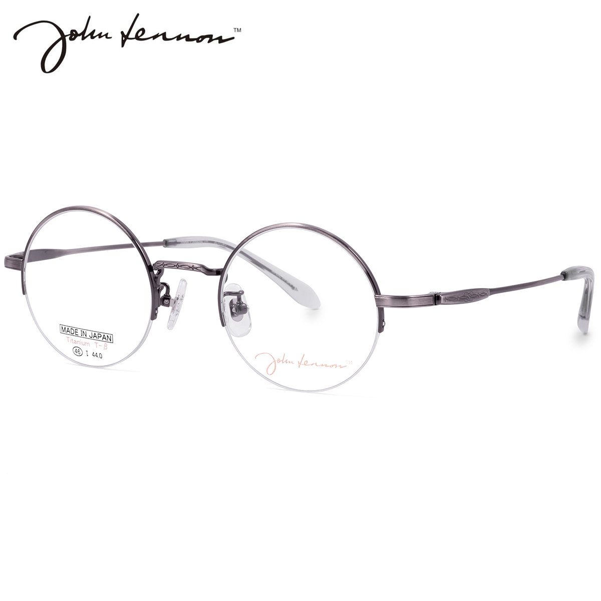 商品基本情報 商品カテゴリー：メガネ ブランド名：John Lennon (ジョンレノン) 型番：JL-1141 3 フレームカラー：アンティークシルバー レンズカラー：-- 紫外線カット率：-- 可視光線透過率：-- 鼻パッド：あり レンズシェイプ分類：ラウンド フレームタイプ分類：ナイロール フレーム材質：チタン レンズ材質：デモレンズ おすすめの性別：ユニセックス ----------------------------------------------- おすすめの性別：男性にも おすすめの性別：女性にもオススメです。 ----------------------------------------------- 付属品：専用ケース、レンズクロス ※付属品の仕様は予告なく変更になる場合がございます。予めご了承くださいませ。 状態：新品未使用 正規品 デモレンズがセットされた状態での使用はできません。ご使用の際は必ずレンズを入れ替えてください。 商品サイズ情報 【A】レンズのよこ幅：46mm 【B】レンズのたて幅：44mm 【C】ブリッジ幅：22mm 【D】全体のよこ幅：137mm 【E】全体のたて幅：45mm 【F】テンプルの長さ：142mm メーカー公表サイズ：46□22-142 That'sが厳選したレンズについてご希望のレンズの屈折率やコートの種類等により、「NIKON」「SEIKO」「HOYA」などのメーカーが発売している多くのレンズの中から最適なレンズを厳選しています。例えば、最も販売数の多い1.60非球面レンズの場合、無色レンズでは「Nikon」をおすすめしていますが「HOYA」をご希望でしたら代替可能です。JL-1141 3 46かけるだけで知的でレトロな雰囲気を演出。コーディネートのアクセントに最適なモデル。フレームの下半分のフチがないナイロール（ハーフリム）デザイン。丸メガネ特有の主張を抑え、顔なじみが良くスマートな印象を与えます。鈍い光沢を放つ味わい深い質感を再現したアンティークシルバーカラーは、目元をキリッと引き締め、クールで知的な雰囲気を演出します。フレームには軽量で丈夫なチタンを採用、フィット感に優れた蝶足付きノーズパッドを備え、長時間の着用でも疲れにくい快適なかけ心地を実現しました。左テンプルエンドにはジョン・レノンの似顔絵ポートレートマークを配し、さりげないアクセントを添えています。丁寧なつくりの日本製でありながら、手に取りやすい価格帯も魅力の1本です。-John Lennon（ジョンレノン）-音楽界のレジェンド、ジョン・レノンが愛した“丸眼鏡”の哲学を受け継ぐ「John Lennon Eyewear」。時代を超えて愛されるラウンドデザインを軸に、クラシックでありながら完成度の高いミニマルな美しさを追求しています。日本の確かな技術によって一本一本丁寧に仕上げられたフレームは、繊細なバランスと軽やかな掛け心地が魅力。余計な装飾をそぎ落とし、フォルムそのものの美しさで魅せるデザインは、レノンが持っていた自由な感性と静かな個性を映し出します。知的でありながら、柔らかく、どこか温かい。日常に自然と溶け込みながら、かける人のスタイルに優しく寄り添う——それが「ジョンレノンアイウェア」の変わらない世界観です。