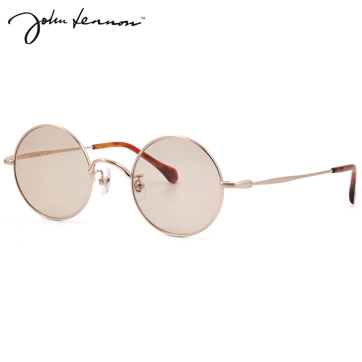 商品基本情報 商品カテゴリー：サングラス ブランド名：John Lennon (ジョンレノン) 型番：JL-553 1 フレームカラー：ヘアラインゴールド レンズカラー：ライトブラウン 紫外線カット率：99%以上 可視光線透過率：40％ 鼻パッド：あり レンズシェイプ分類：ラウンド フレームタイプ分類：フルリム フレーム材質：メタル レンズ材質：プラスチック おすすめの性別：ユニセックス ----------------------------------------------- おすすめの性別：男性にも おすすめの性別：女性にもオススメです。 ----------------------------------------------- 付属品：専用ケース、レンズクロス ※付属品の仕様は予告なく変更になる場合がございます。予めご了承くださいませ。 状態：新品未使用 正規品 商品サイズ情報 【A】レンズのよこ幅：46mm 【B】レンズのたて幅：44mm 【C】ブリッジ幅：22mm 【D】全体のよこ幅：133mm 【E】全体のたて幅：46mm 【F】テンプルの長さ：143mm メーカー公表サイズ：46□22-143JL-553 1 46 JL-553は、クラシックなラウンドフォルムにトレンド感をプラスしたメタルサングラス。細身で軽やかなヘアラインゴールドのフレームが上品な印象を与え、装いにさりげないアクセントを添えます。 流行のライトカラーレンズにはライトブラウンを採用し、目元をほどよく透かしながら柔らかな雰囲気を演出。ファッションとして取り入れやすく、シーズンを問わず活躍します。 蝶足付きノーズパッドにより細やかなフィッティングが可能で、快適な掛け心地をサポート。左テンプルエンドにはジョンレノンのポートレートマークを配し、ブランドらしい遊び心もプラスしています。 クラシックなデザインとトレンドのライトレンズを気軽に楽しめる、手に取りやすい価格帯も魅力の一本。コーディネートの仕上げに取り入れたいラウンドサングラスです。 音楽界のレジェンド、ジョン・レノンが愛した“丸眼鏡”の哲学を受け継ぐ「John Lennon Eyewear」。 時代を超えて支持されるラウンドデザインを核に、クラシックでありながら研ぎ澄まされたミニマルな美しさをサングラスとして表現しています。 カラーレンズが生み出すやわらかな光のニュアンスは、強い日差しを穏やかに和らげ、視界に落ち着きと奥行きをもたらします。 装飾を極限までそぎ落とし、フォルムそのものの完成度で魅せる佇まいは、レノンが体現した自由な感性と静かな個性を映し出すもの。 知的でありながらリラックス感を纏い、どこか温もりを感じさせる表情。日常の装いに自然と溶け込みながら、かける人のスタイルをさりげなく引き立てる——それが「ジョンレノンアイウェア」の変わらない世界観です。 北海道・沖縄＆離島も対象 メガネ・サングラスはいつでも日本全国送料無料 ※小物など一部対象外商品がございます。
