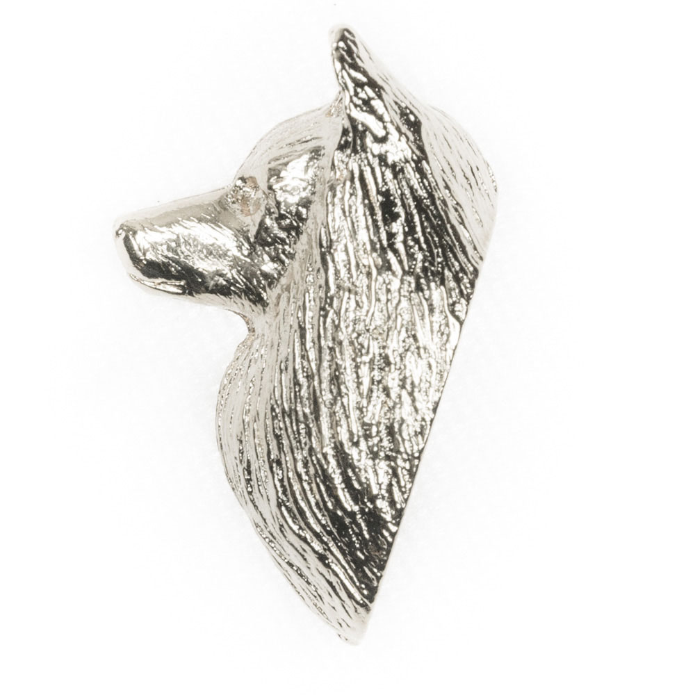 ※こちらの商品はイギリスのメーカーからのお取り寄せまたは Made to Order（受注生産品）となり お届けまでに1ヶ月〜3ヶ月程度お日にちをいただく形となります。稀に製作と発注のタイミングが合うと3週間程度でお届けできる場合もありますが、ご希望によりお届けの日にちを早めたりする事は出来ず まことに申し訳ございませんが あらかじめ何卒ご了承ください。※一部のイギリスメーカーの商品につきましては（フィギュア、キーホルダー、ピンバッジ(ラペルピン)、ネックレス、ジッププル と、"柴犬"と"ミニチュアシュナウザー"のみ全製品種。）在庫がある場合がございます。ご注文商品の在庫があった場合には、その旨をお知らせし、ご注文から2〜3営業日以内に発送をさせていただきます。 全136種 イギリス製 アート ドッグ ラペル ピンバッジ コレクション 商品サイズ： 2.9 x 1.8 x 1.0 cm 重量： 8 gイギリスで50年以上の歴史と伝統を持つメーカー オールデン アーツで造られている 精巧で重厚感 高級感のある金属製（合金製 アンティークシルバー調仕上げ）ドッグ ラペルピン（ピンブローチ、ピンバッジ）です。犬種の特徴を忠実に 毛並みも緻密に再現されており とても芸術性の高い仕上がりとなっています。スーツの襟元を飾るラペルピン ブローチの他、衣類や鞄、持ち物のさりげないアクセントに、壁やコルクボードにお洒落な押しピン（画びょう）としてもお使いいただけます。プレゼントや贈り物、ギフトにもピッタリなアイテムです。 オールデン アーツ 約50年前にイギリス ロンドンのコヴェント ガーデンの露店から始まり、現在はドッグショーの世界を中心にイギリスの多くの愛犬家に親しまれているドッグアクセサリーメーカーです。製品の多くは当時のイギリスの職人の手によってデザインされ、どの犬種のアイテムもとても精巧で芸術的センスの高い本格的な造りとなっています。※商品の写真は実物と相違点の無いよう細心の注意を払っておりますが、室内 野外、天候や光環境、お客様がご覧になっているパソコンやモニターの種類によって、実物との色合い等が若干異なって見える場合があります。まことに申し訳ございませんが予めご了承いただけますようお願いいたします。