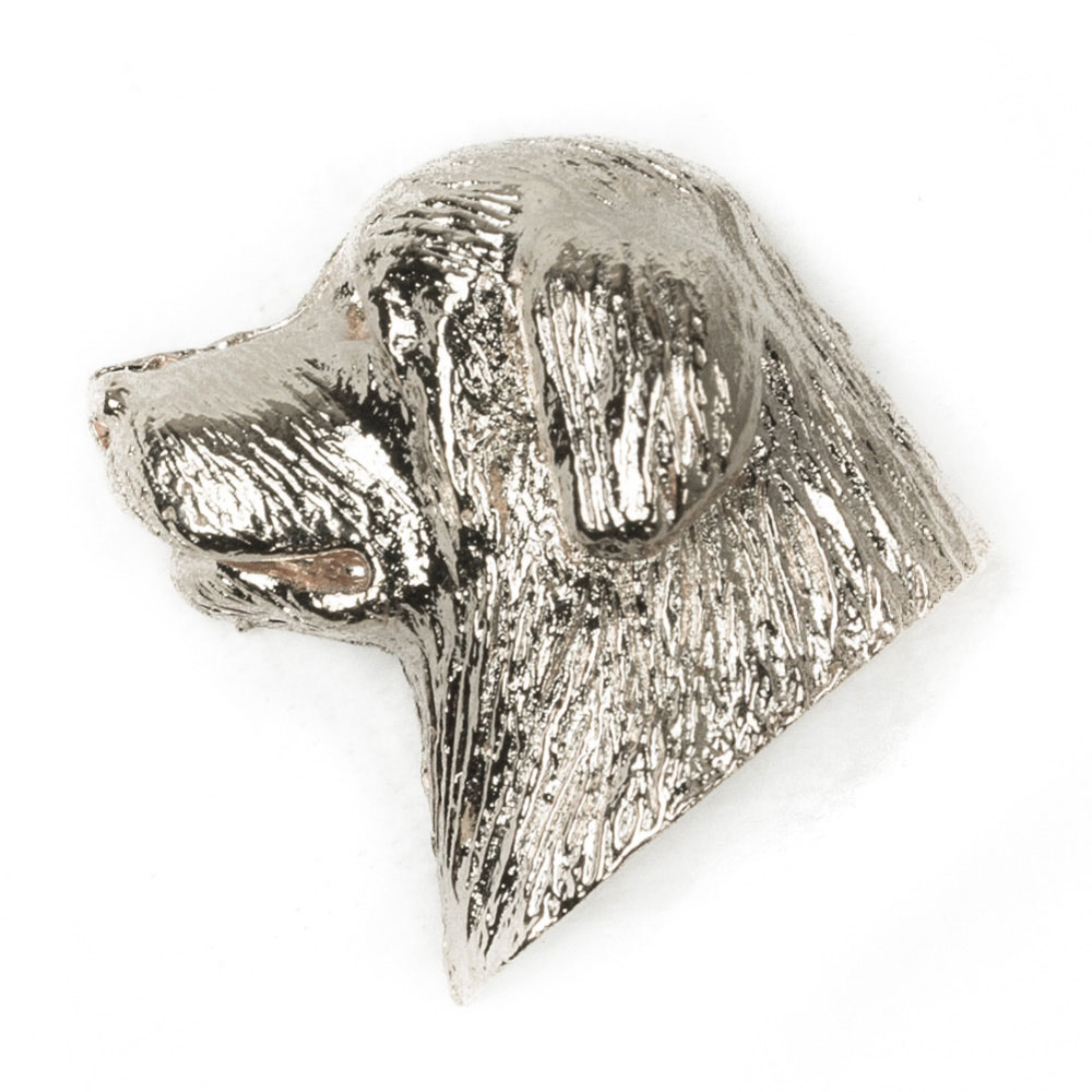 ※こちらの商品はイギリスのメーカーからのお取り寄せまたは Made to Order（受注生産品）となり お届けまでに1ヶ月〜3ヶ月程度お日にちをいただく形となります。稀に製作と発注のタイミングが合うと3週間程度でお届けできる場合もありますが、ご希望によりお届けの日にちを早めたりする事は出来ず まことに申し訳ございませんが あらかじめ何卒ご了承ください。※一部のイギリスメーカーの商品につきましては（フィギュア、キーホルダー、ピンバッジ(ラペルピン)、ネックレス、ジッププル と、"柴犬"と"ミニチュアシュナウザー"のみ全製品種。）在庫がある場合がございます。ご注文商品の在庫があった場合には、その旨をお知らせし、ご注文から2〜3営業日以内に発送をさせていただきます。 全136種 イギリス製 アート ドッグ ラペル ピンバッジ コレクション 商品サイズ： 2.5 x 2.5 x 1.3 cm 重量： 9.8 gイギリスで50年以上の歴史と伝統を持つメーカー オールデン アーツで造られている 精巧で重厚感 高級感のある金属製（合金製 アンティークシルバー調仕上げ）ドッグ ラペルピン（ピンブローチ、ピンバッジ）です。犬種の特徴を忠実に 毛並みも緻密に再現されており とても芸術性の高い仕上がりとなっています。スーツの襟元を飾るラペルピン ブローチの他、衣類や鞄、持ち物のさりげないアクセントに、壁やコルクボードにお洒落な押しピン（画びょう）としてもお使いいただけます。プレゼントや贈り物、ギフトにもピッタリなアイテムです。 オールデン アーツ 約50年前にイギリス ロンドンのコヴェント ガーデンの露店から始まり、現在はドッグショーの世界を中心にイギリスの多くの愛犬家に親しまれているドッグアクセサリーメーカーです。製品の多くは当時のイギリスの職人の手によってデザインされ、どの犬種のアイテムもとても精巧で芸術的センスの高い本格的な造りとなっています。※商品の写真は実物と相違点の無いよう細心の注意を払っておりますが、室内 野外、天候や光環境、お客様がご覧になっているパソコンやモニターの種類によって、実物との色合い等が若干異なって見える場合があります。まことに申し訳ございませんが予めご了承いただけますようお願いいたします。